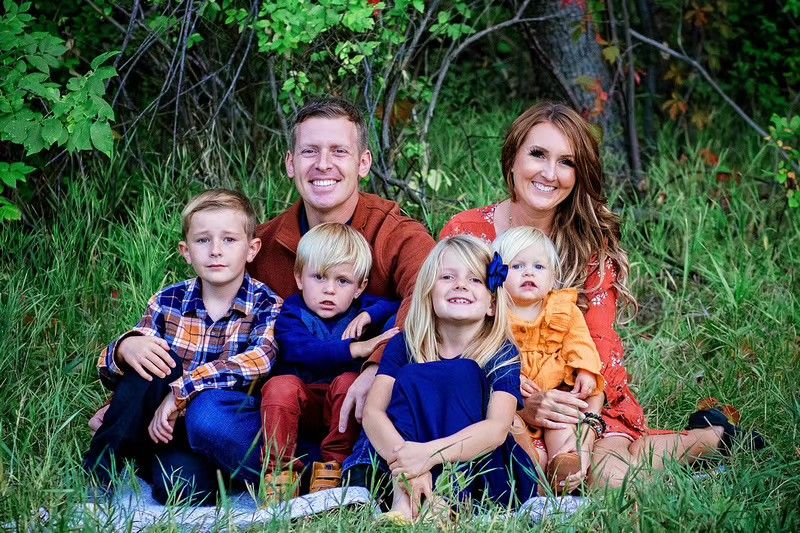 Dawn Lincoln Canon City Professional Photographer for families, high school seniors, maternity and children, engagements and weddings