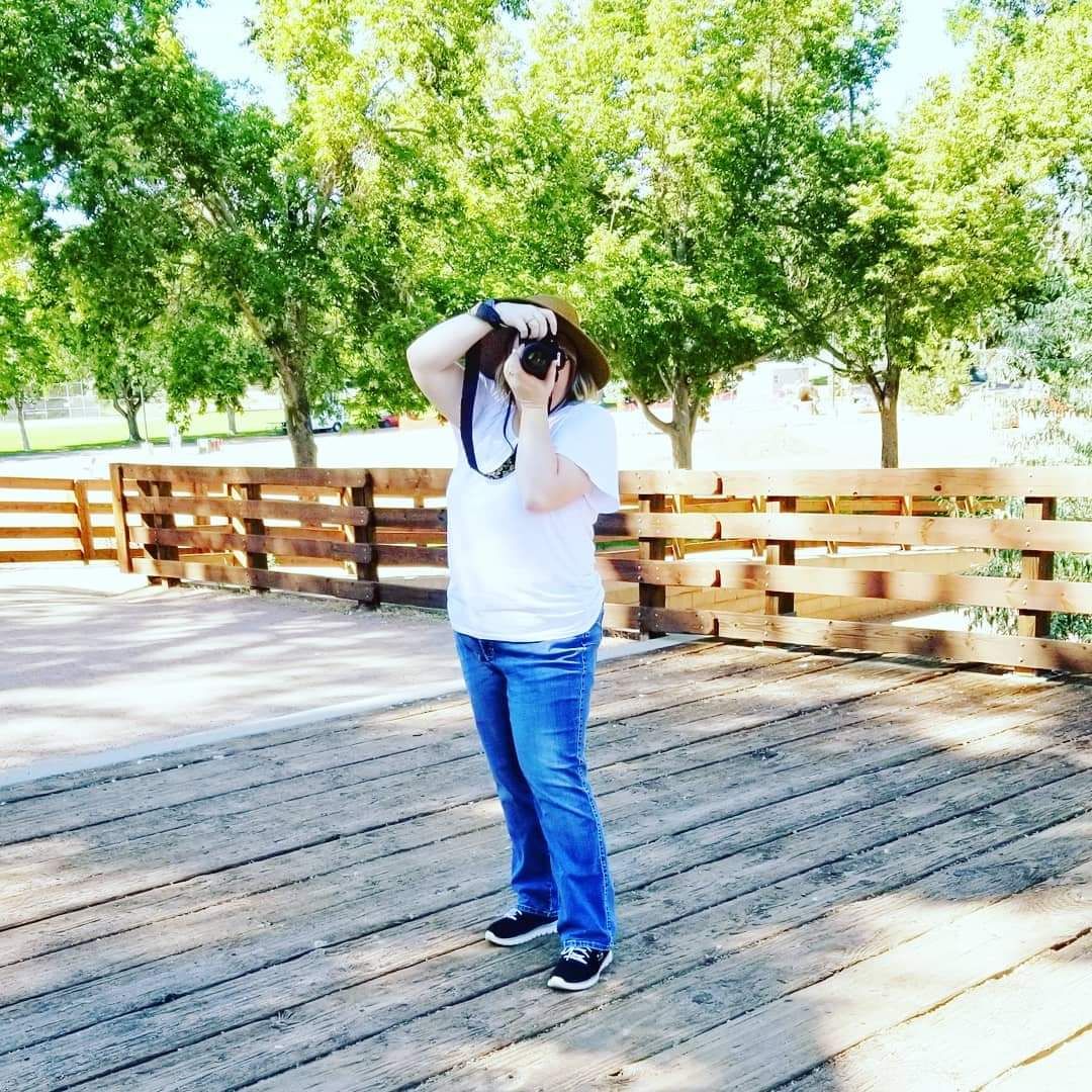 Dawn Lincoln, Canon City Professional Photographer for family, maternity, children, high school senior, engagement and wedding photographer