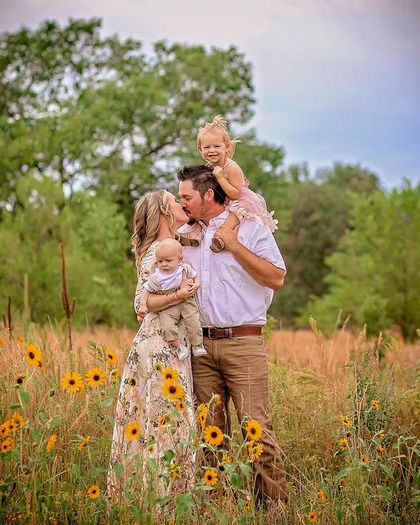 Dawn Lincoln Canon City Professional Photographer for families, high school seniors, maternity and children, engagements and weddings