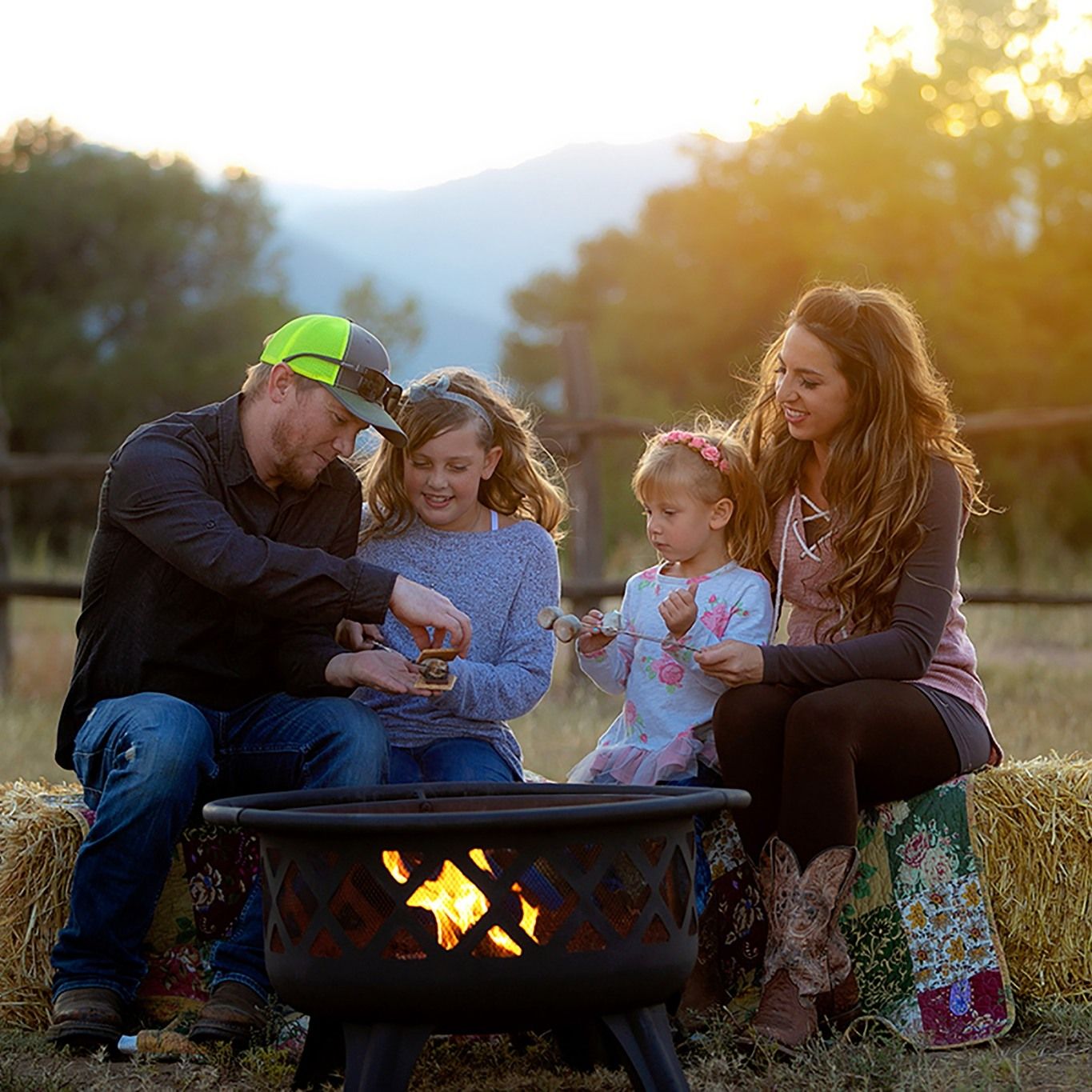 Dawn Lincoln, Canon City Professional Photographer for family, maternity, children, high school senior, engagement and wedding photographer