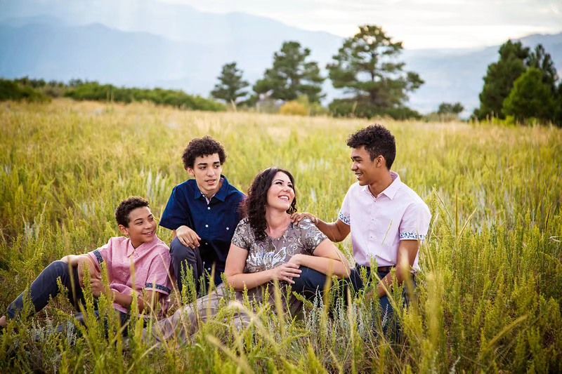 Dawn Lincoln Canon City Professional Photographer for families, high school seniors, maternity and children, engagements and weddings