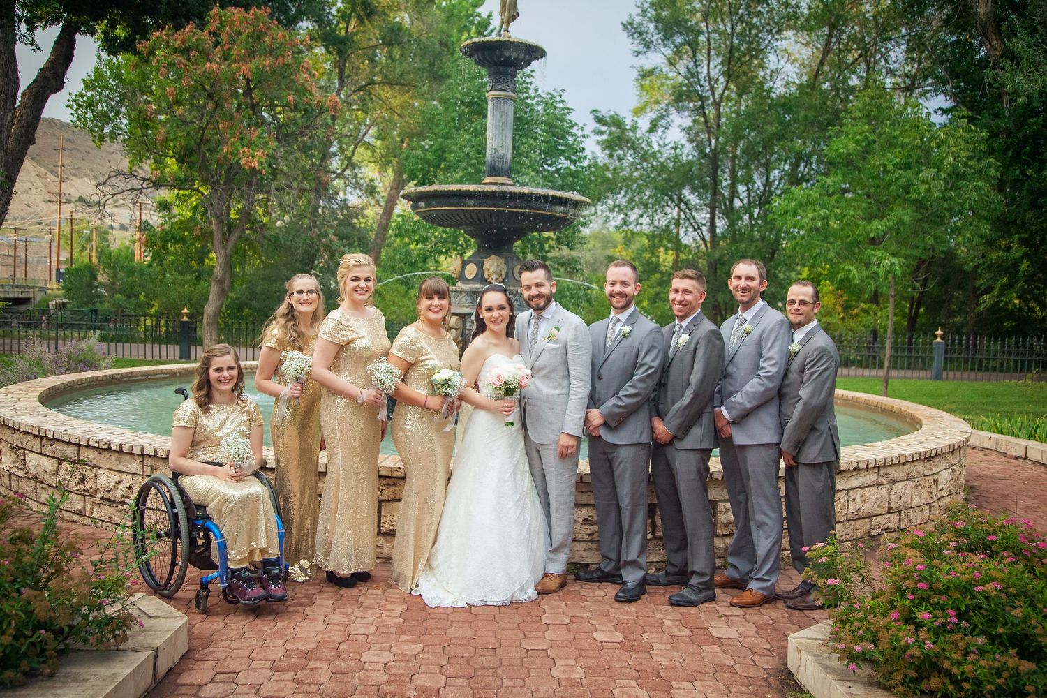 Dawn Lincoln Canon City Professional Photographer for families, high school seniors, maternity and children, engagements and weddings