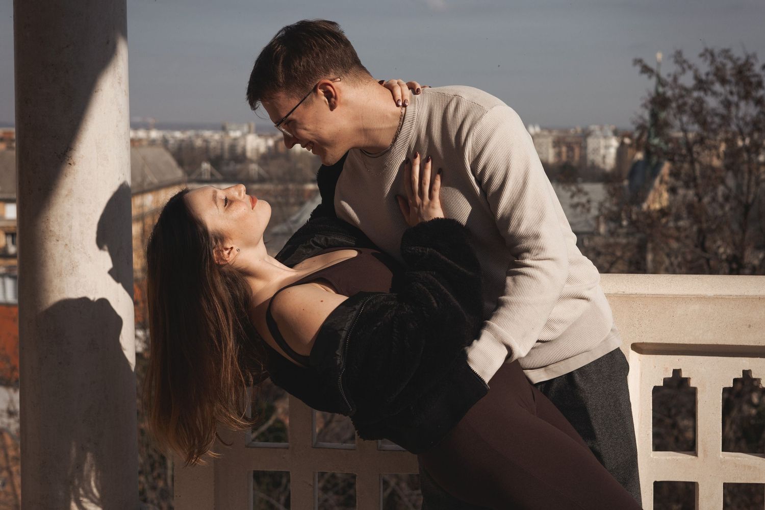 Goldene Stunde Paarshooting – Romantik pur beim Sonnenuntergang.