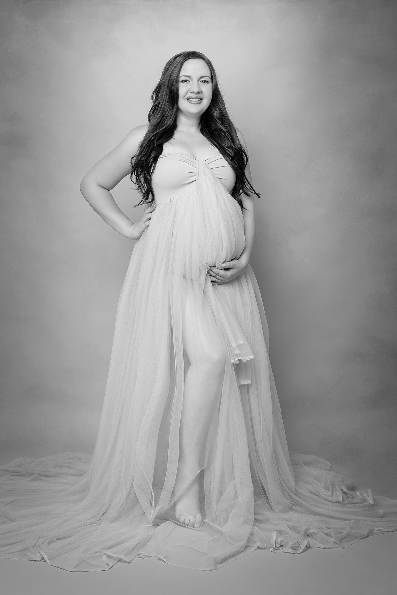 Schwangerschaftsfotos Südbaden – Elegante Porträts im minimalistischen Studio.