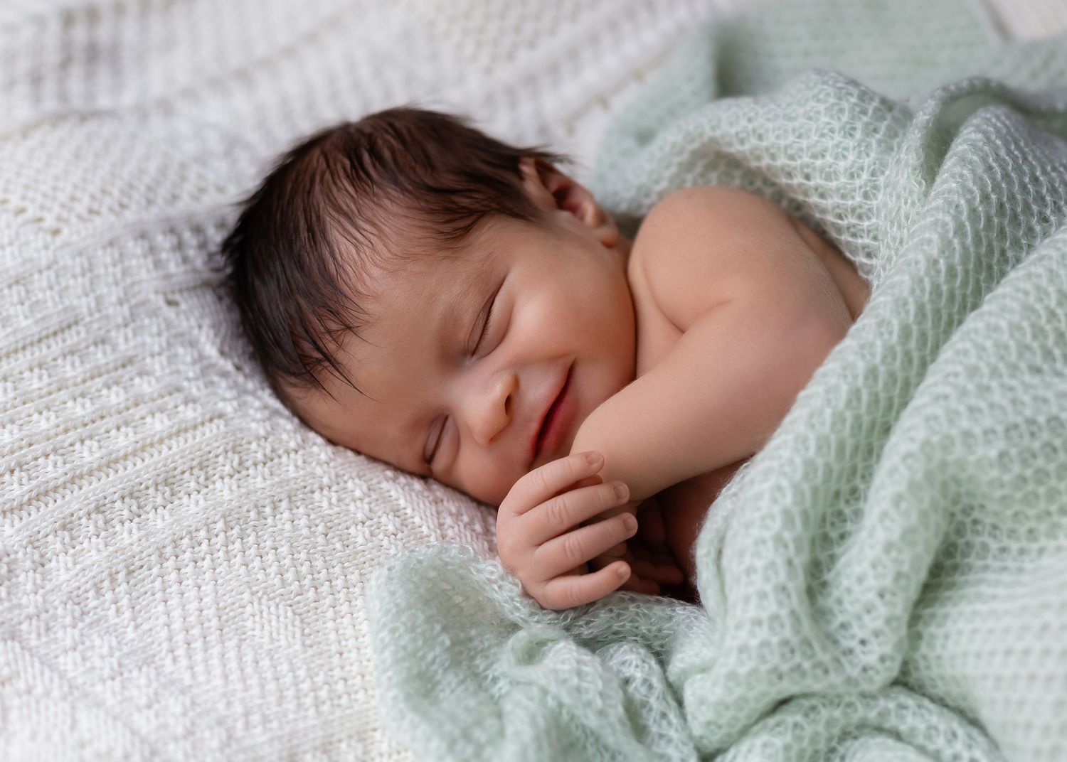 Baby-, Familien- & Babybauchshootings mit Herz. Natürlich, warm, entspannt. Bei euch Zuhause oder Outdoor. Termin einfach online anfragen.