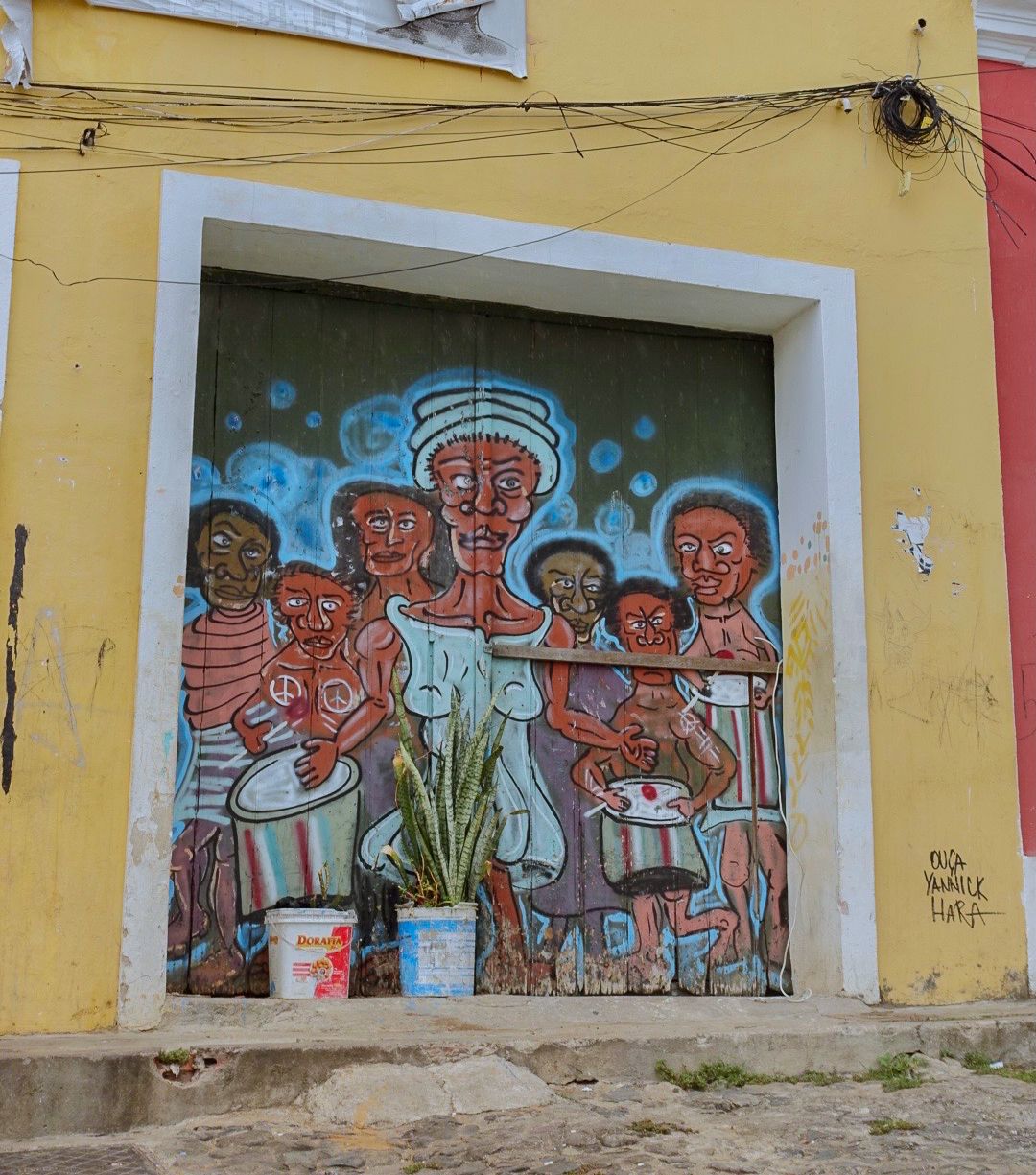 Reportage photo Bahia - Fresque murale colorée sur une façade jaune du centre historique, Salvador de Bahia