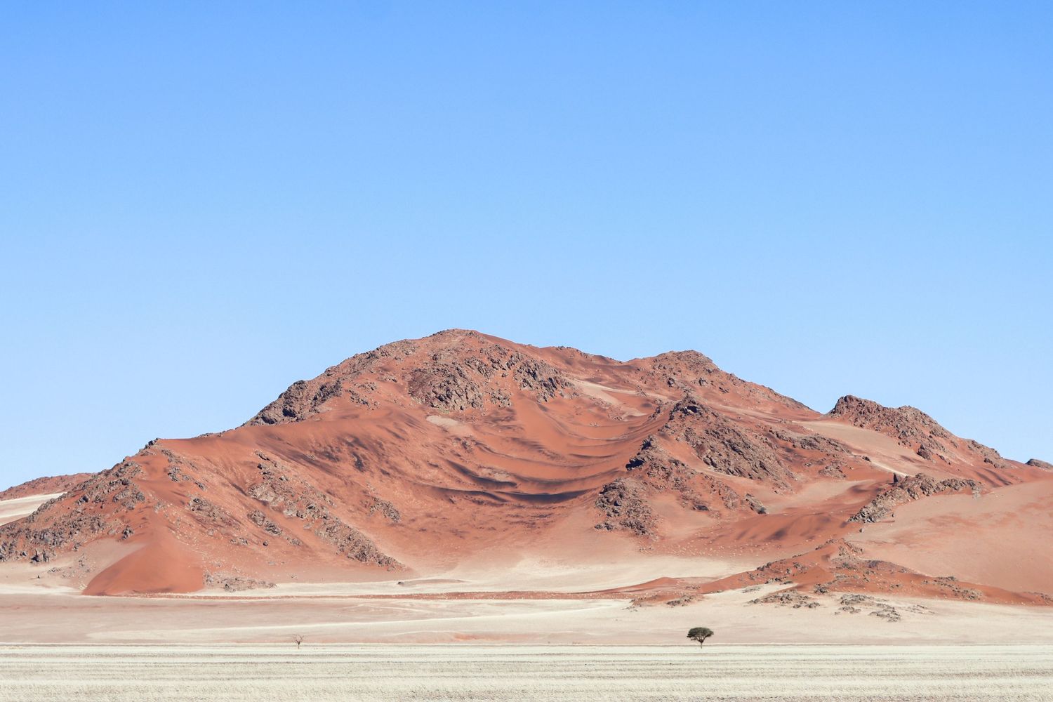 Massif rocheux isolé émergeant de la plaine désertique — paysage, Namibie