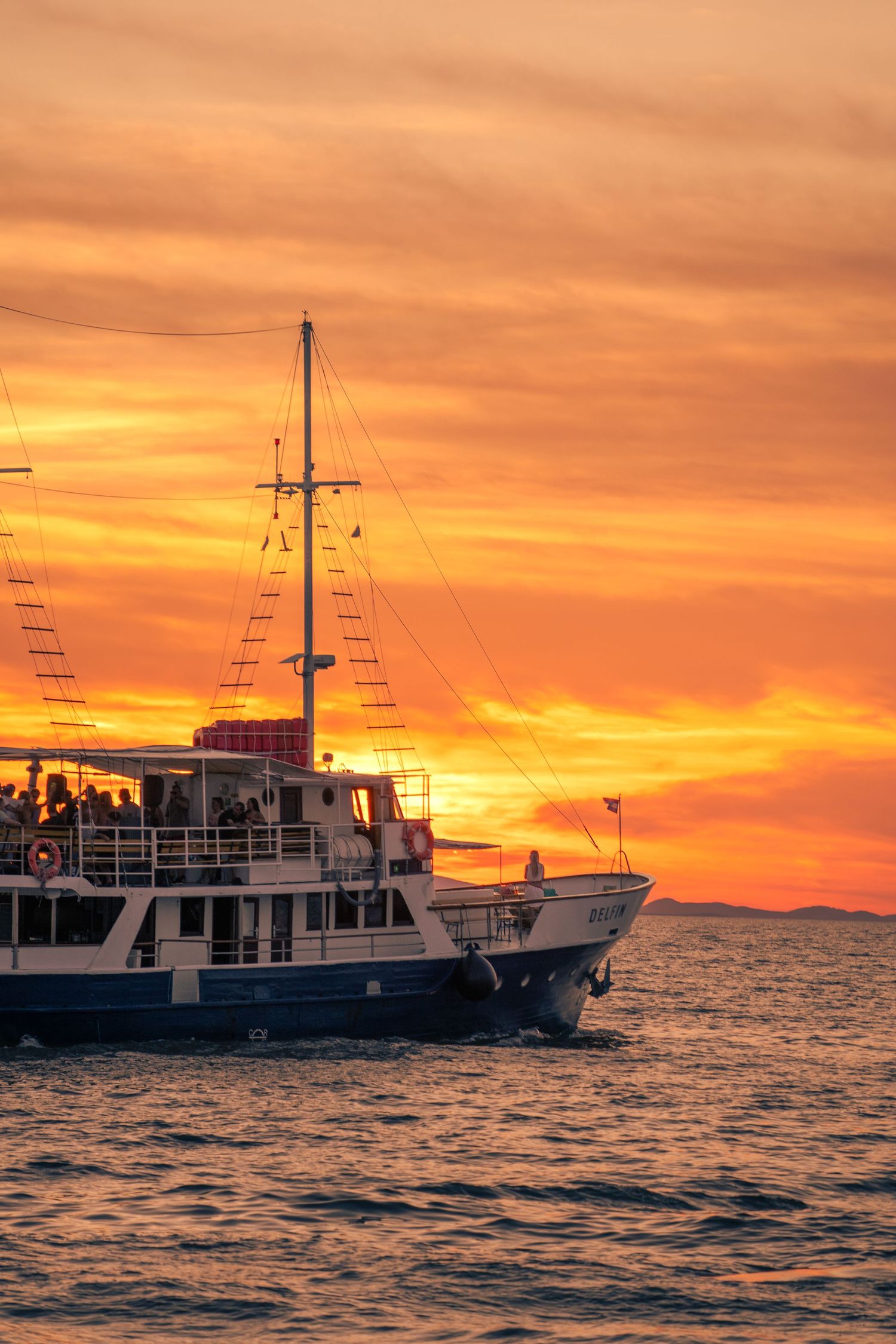 Photo d'un voilier au coucher du soleil sur l'Adriatique — Croatie