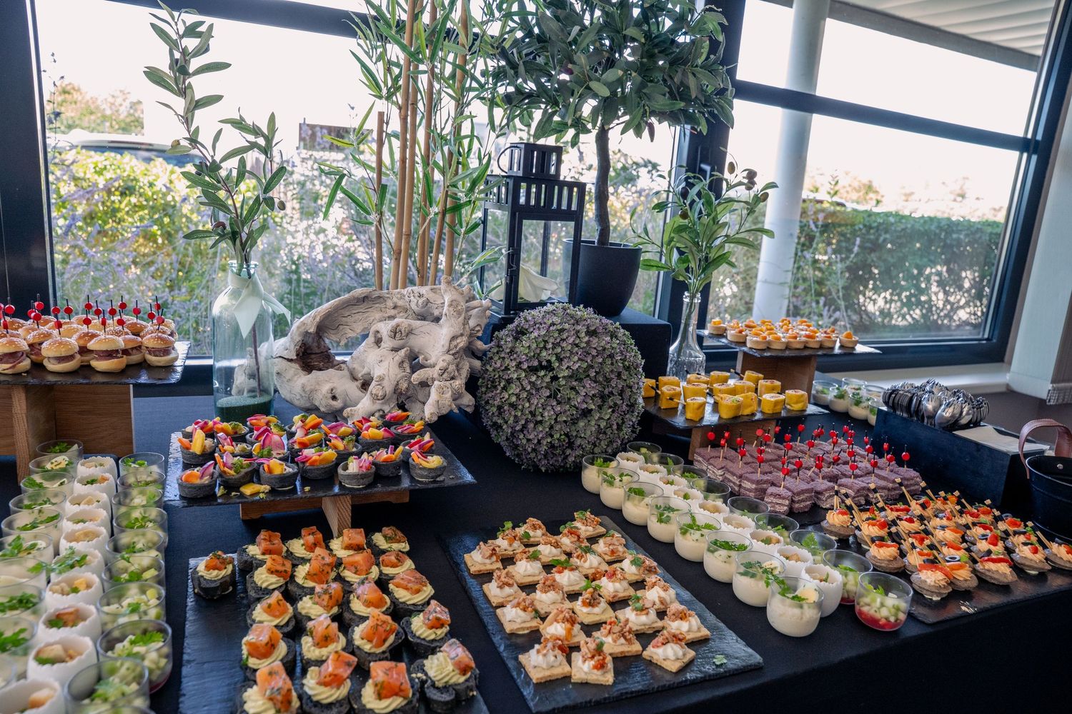 Buffet traiteur dressé pour une réception professionnelle — photographe événementiel entreprise Luxembourg