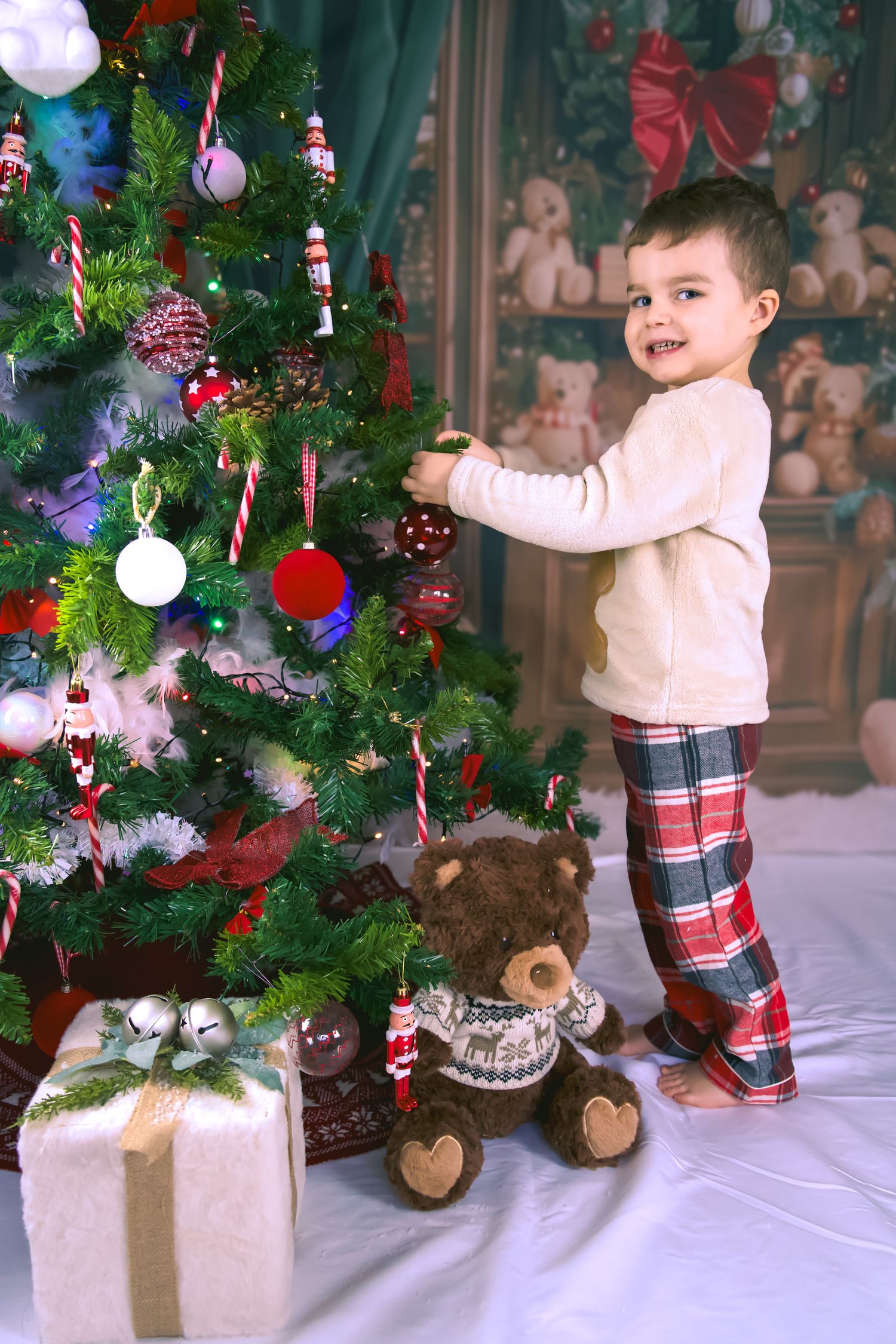 Photo lifestyle de famille en studio — jeune enfant dans un décor de Noël en studio
