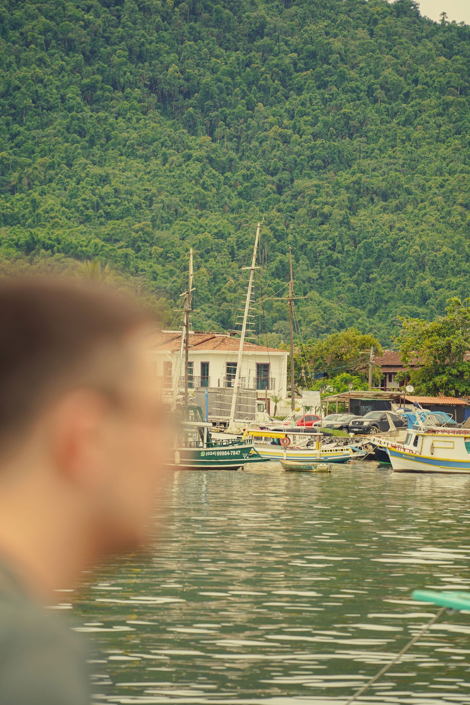 Photo d'un port de village adossé aux collines boisées — Paraty Brésil
