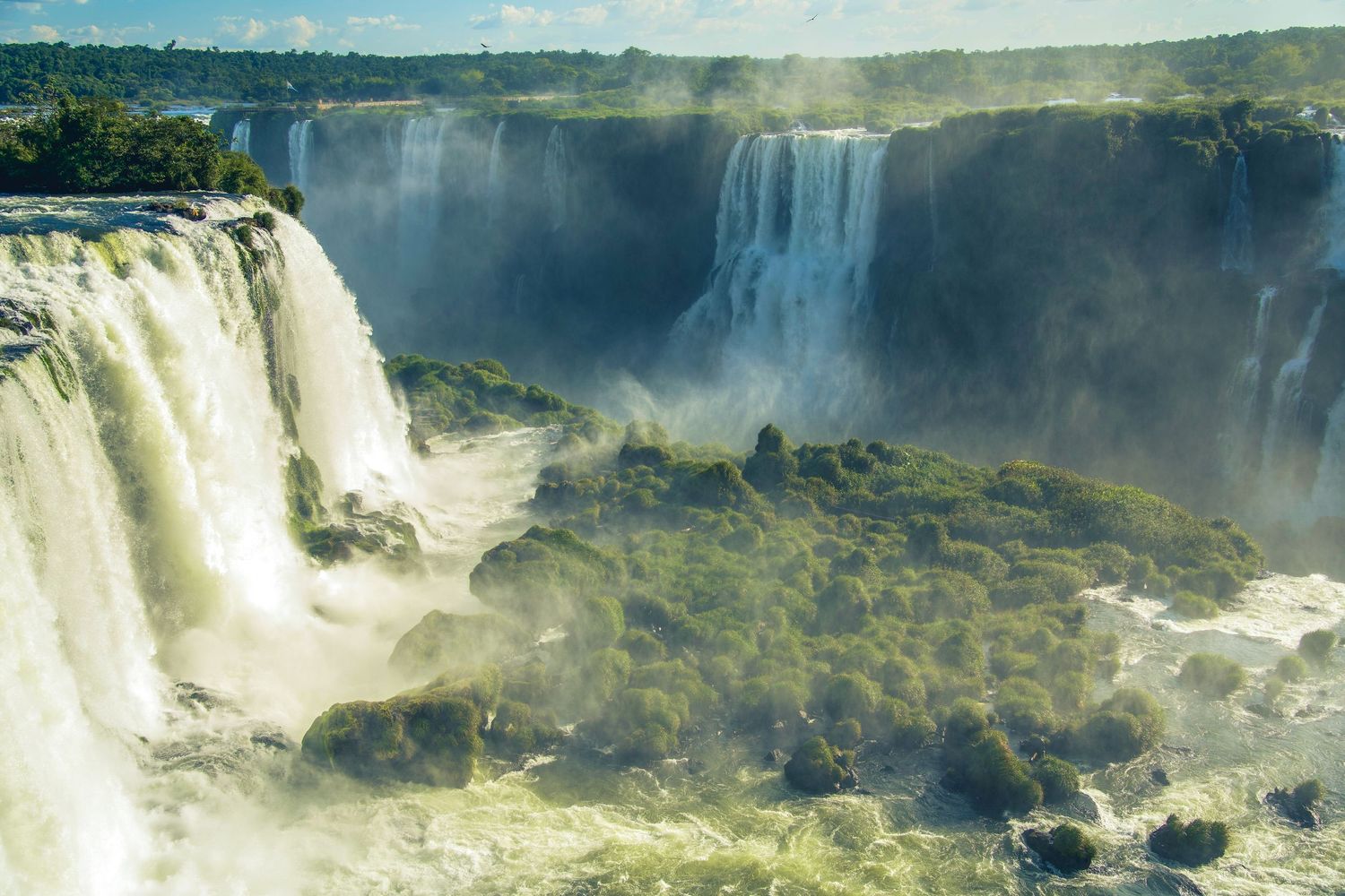 Photo des chutes d'Iguazú dans la brume tropicale — Brésil