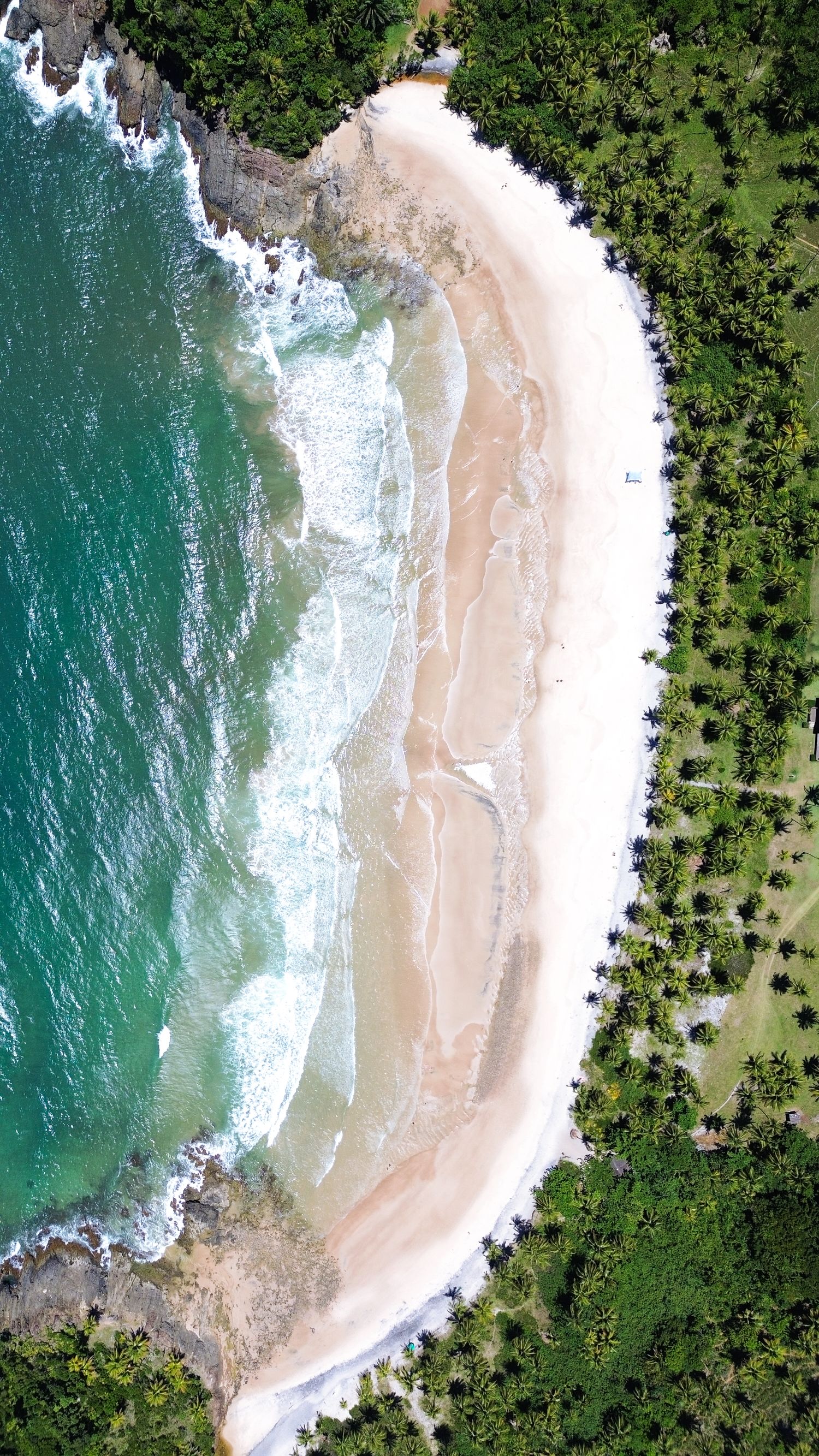 Reportage photo Bahia - Plage déserte en croissant bordée de jungle, vue du ciel, Itacaré, Bahia