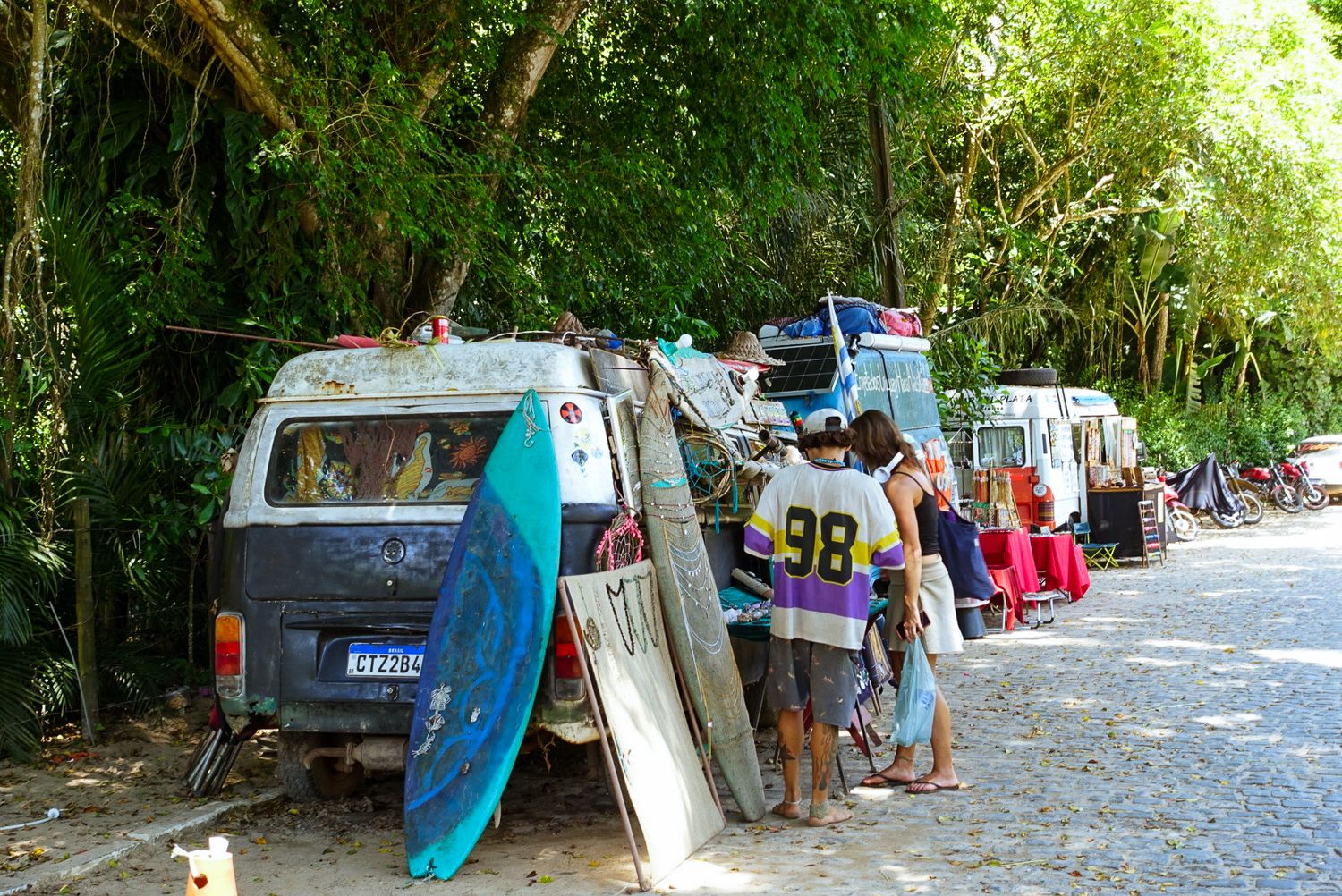 Reportage photo Bahia - Surfeurs et combis Volkswagen aménagés en bord de route à Itacaré, Bahia