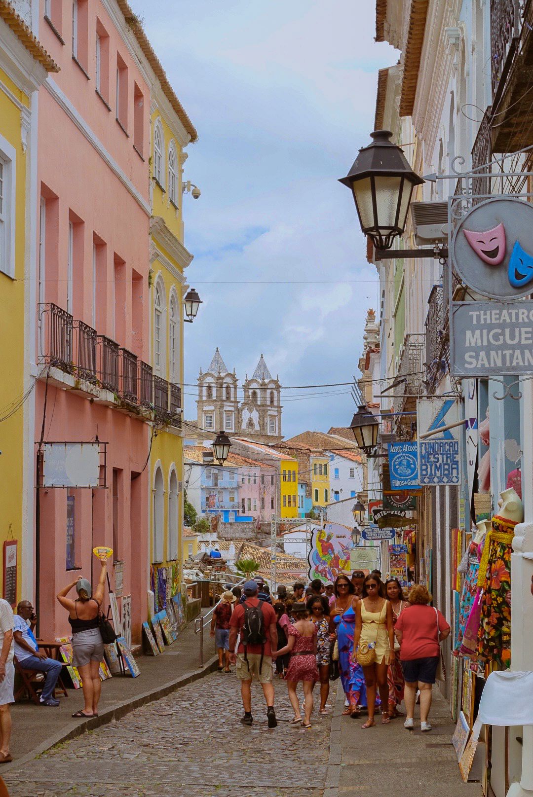 Reportage photo Bahia - Rue pavée en pente et façades pastel animées du Pelourinho, Salvador de Bahia