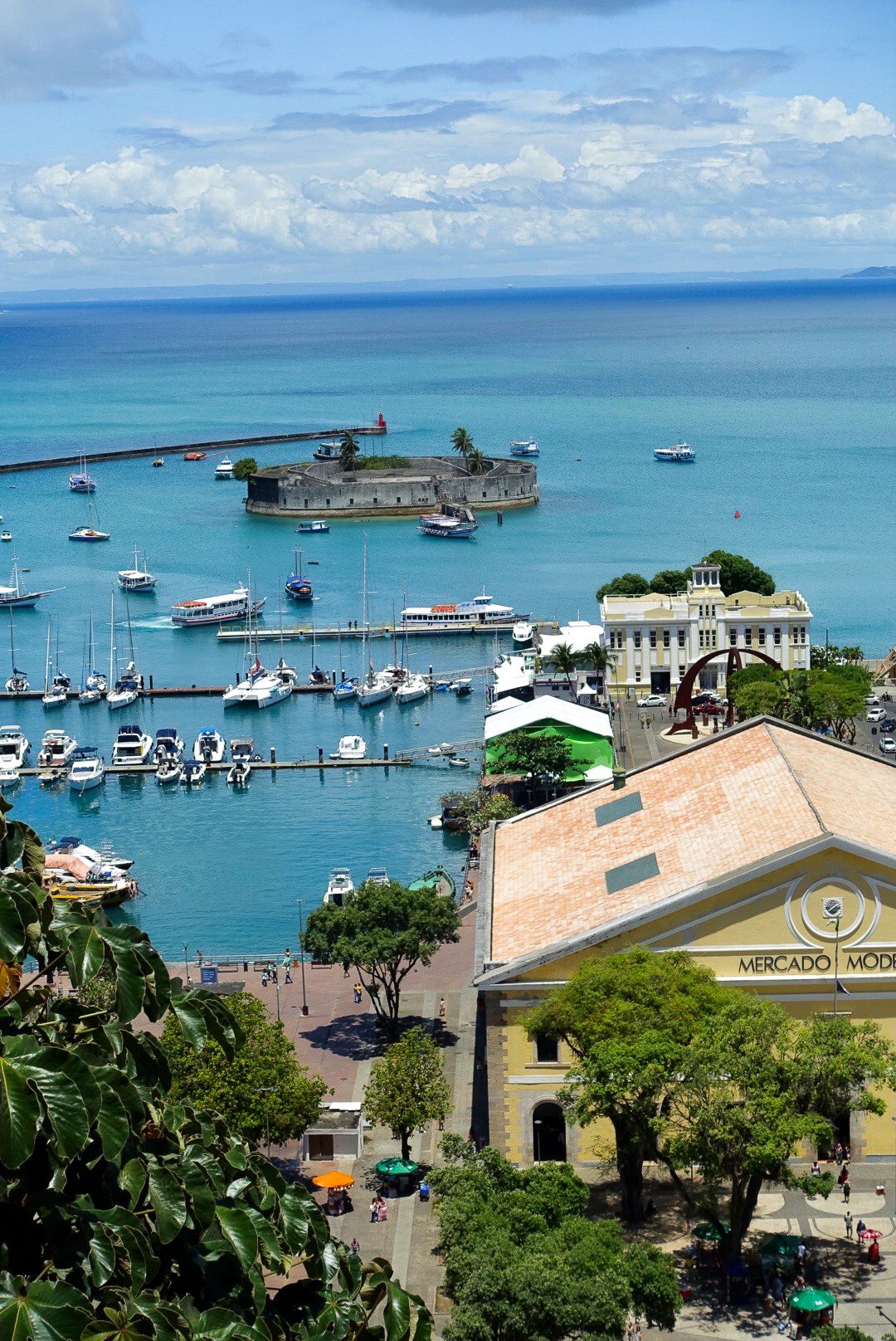 Reportage photo Bahia - Bateaux au mouillage et toits de la ville basse depuis les hauteurs, Salvador de Bahia