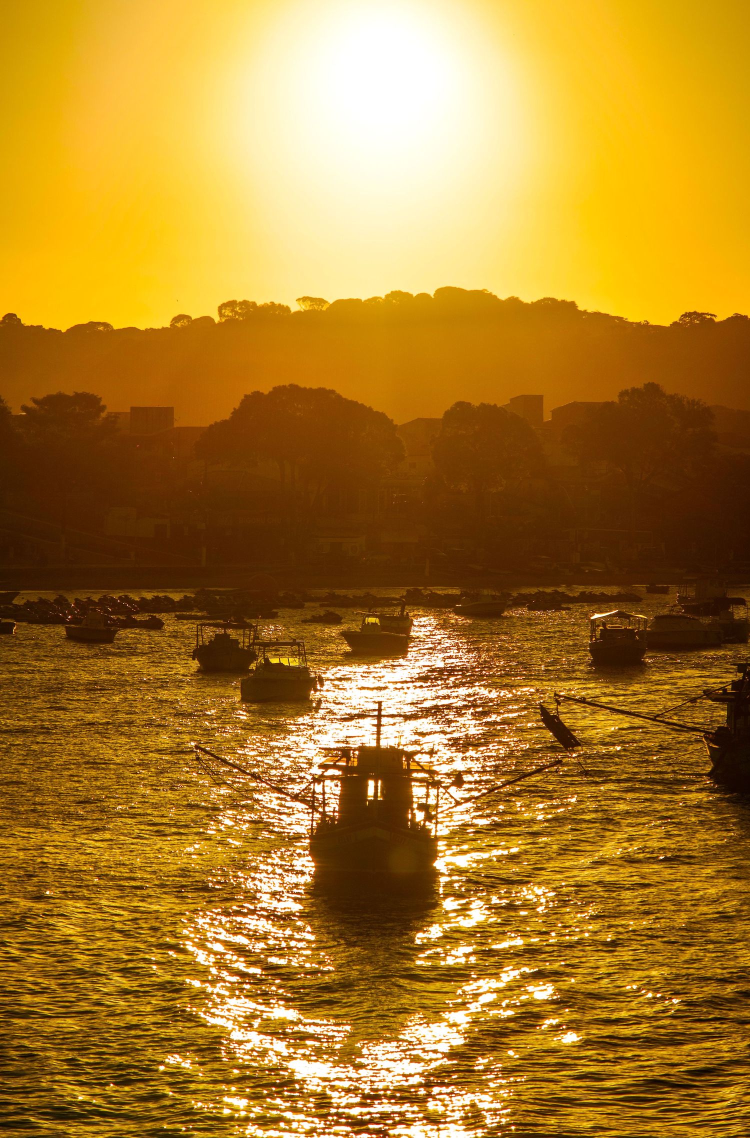 Reportage photo Bahia - Bateau de pêche rentrant au coucher du soleil sur la baie d'Itacaré, Bahia