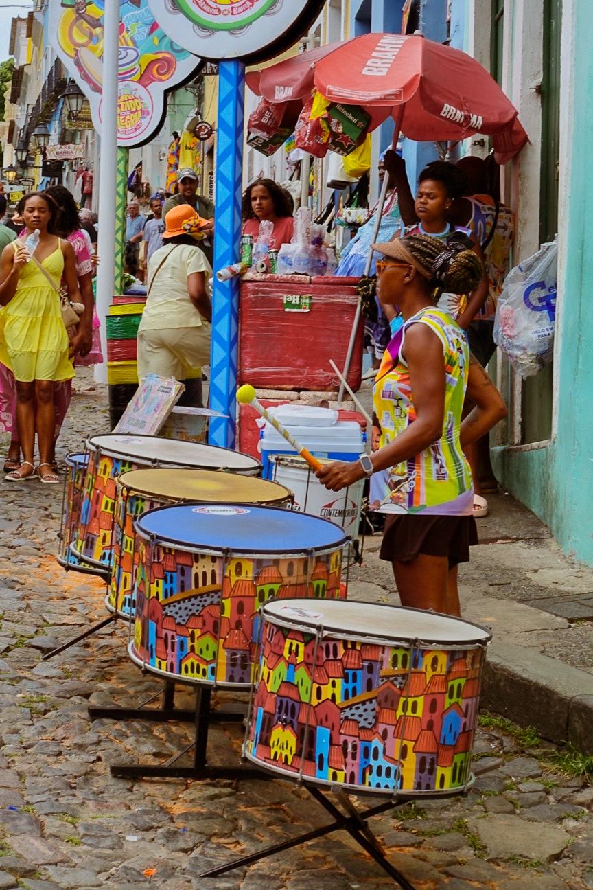 Reportage photo Bahia - Tambours peints d'un groupe de percussions dans une rue du Pelourinho, Salvador de Bahia