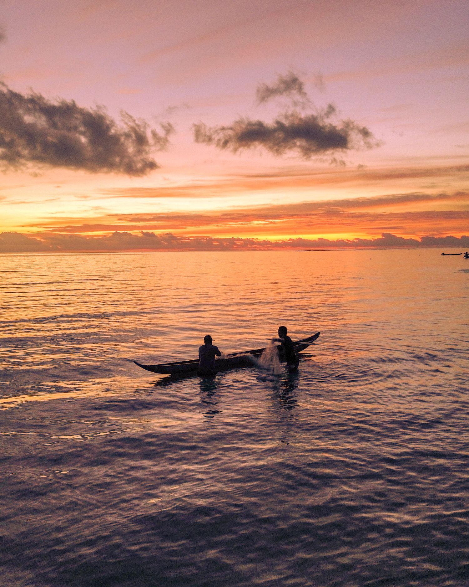 Pirogue en contre-jour sur un lagon au coucher du soleil — îles Mentawaï, Indonésie