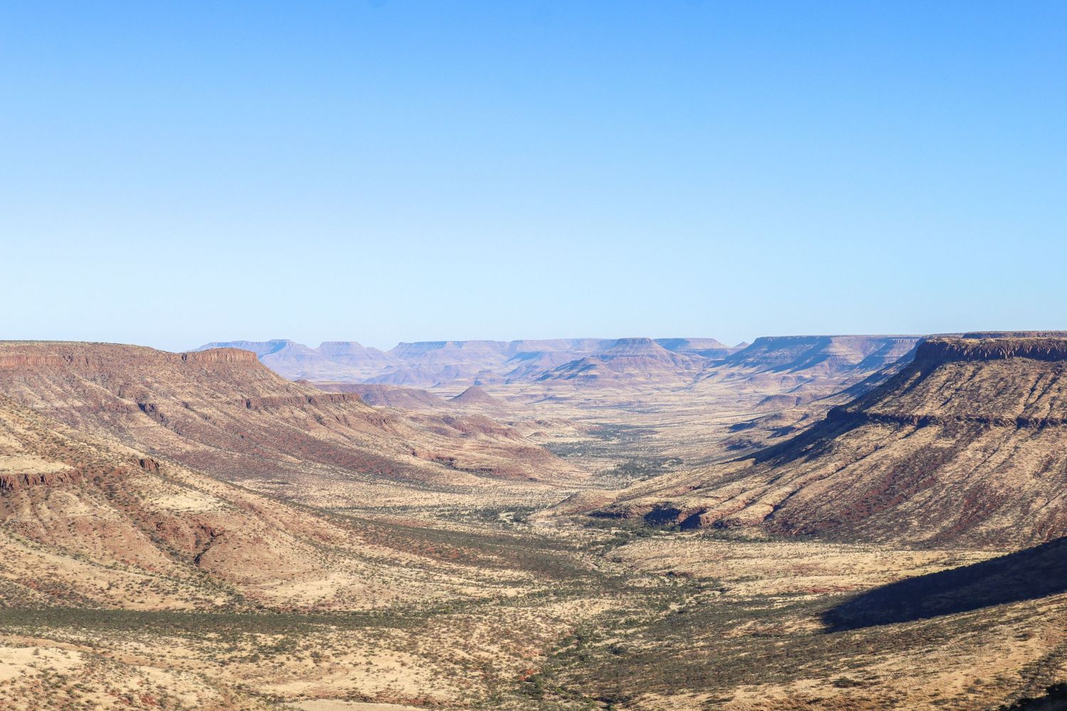 Canyon et plateaux désertiques s'étendant jusqu'à l'horizon — paysage, Namibie