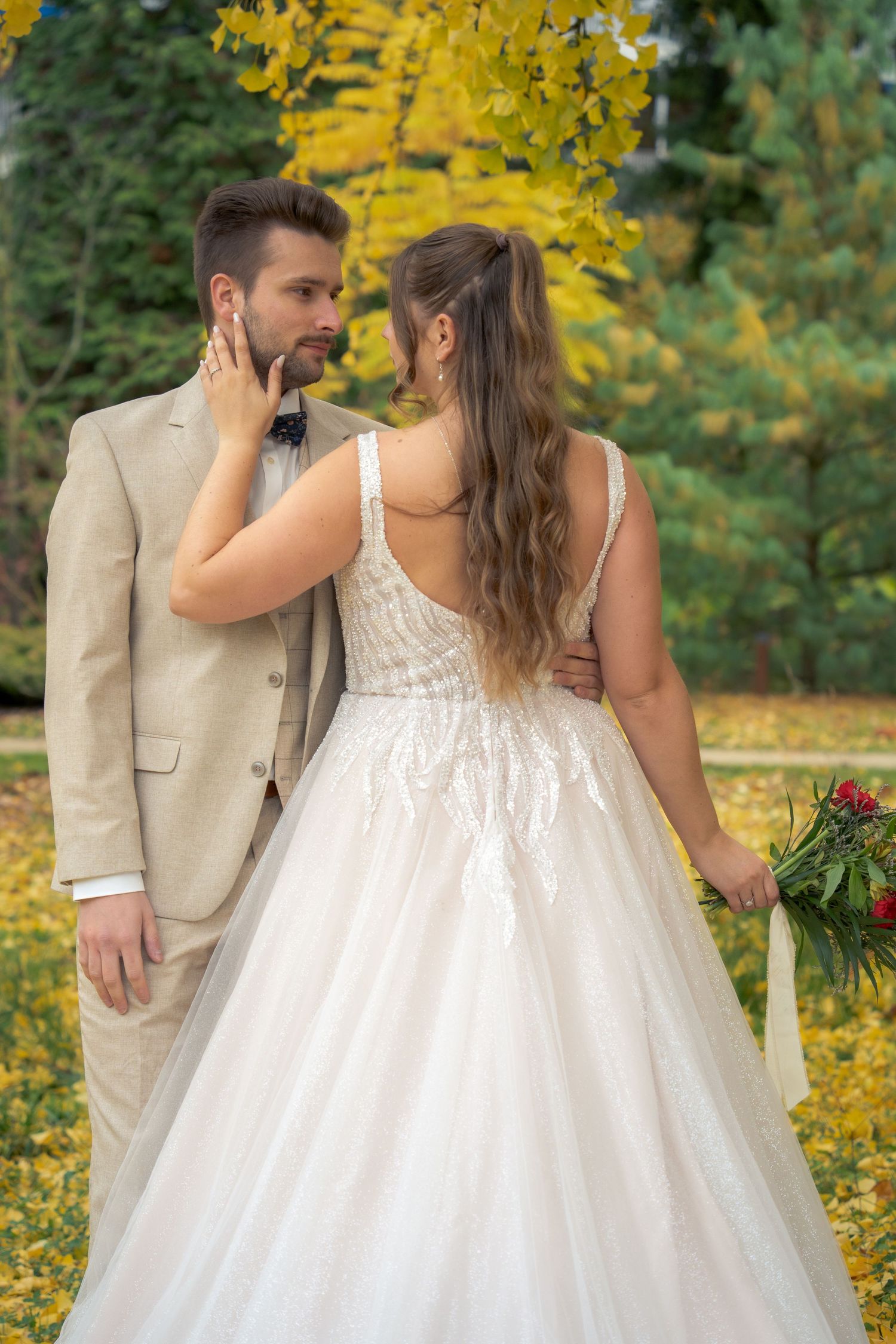 Photo d'un couple de mariés complices sous les feuillages dorés — photographe mariage Lorraine