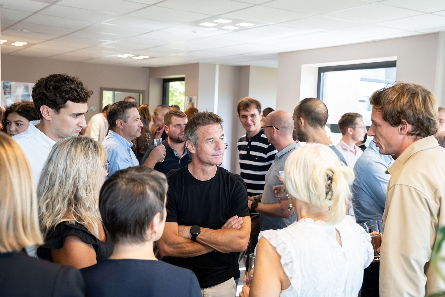 Prise de parole d'un intervenant devant les collaborateurs lors d'un événement d'entreprise — photographe événementiel entreprise Lorraine