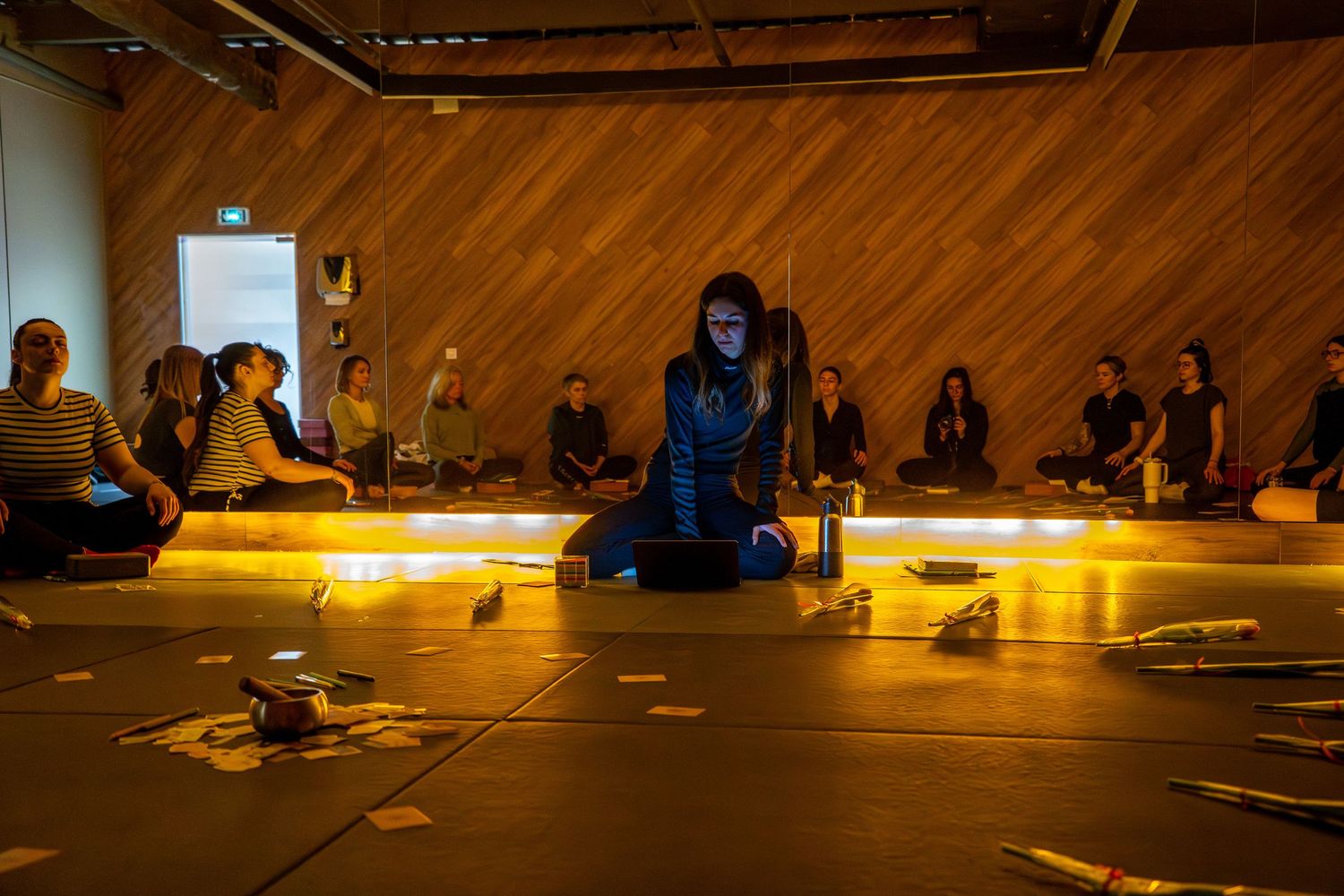 Séance de méditation guidée à la lumière des bougies, participants assis en cercle – reportage photo d'événement