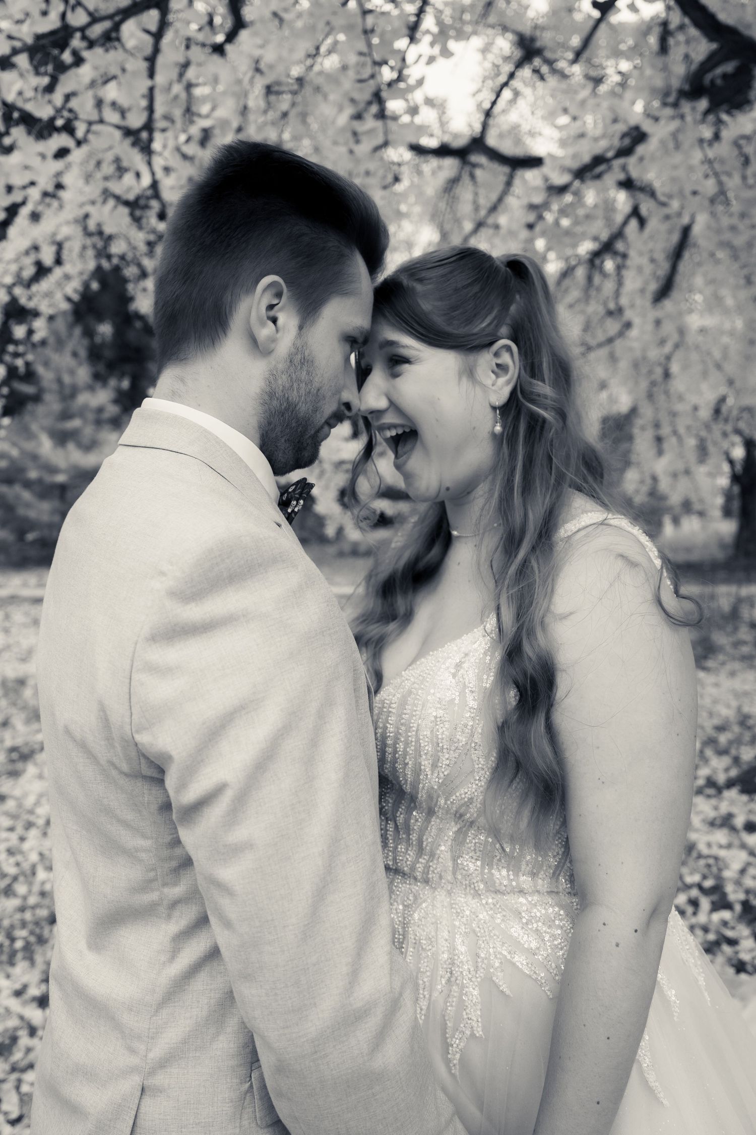 Photo en noir et blanc d'un couple de mariés front contre front — photographe mariage Lorraine