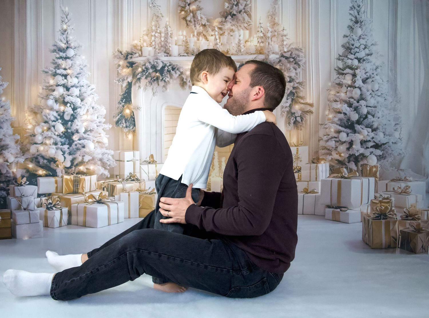 Photo lifestyle de famille en studio — papa / père et jeune enfant dans un décor de Noël en studio