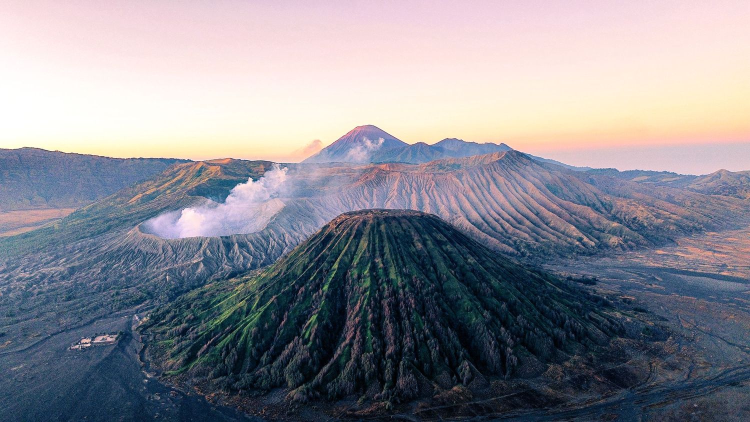 Le mont Bromo au lever du jour depuis les hauteurs — paysage, Java, Indonésie