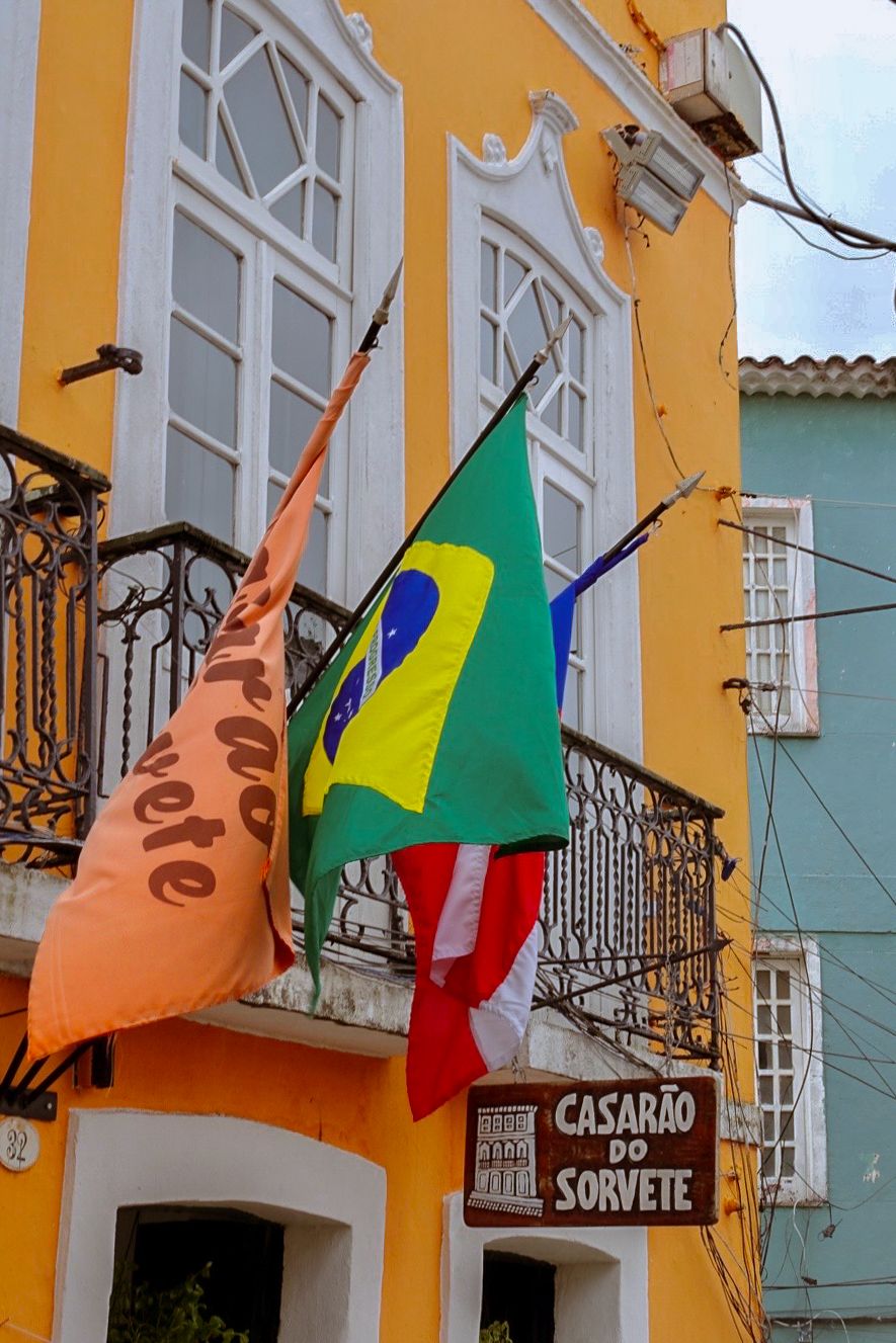 Reportage photo Bahia - Drapeaux brésilien et bahianais sur un balcon de façade jaune, Salvador de Bahia
