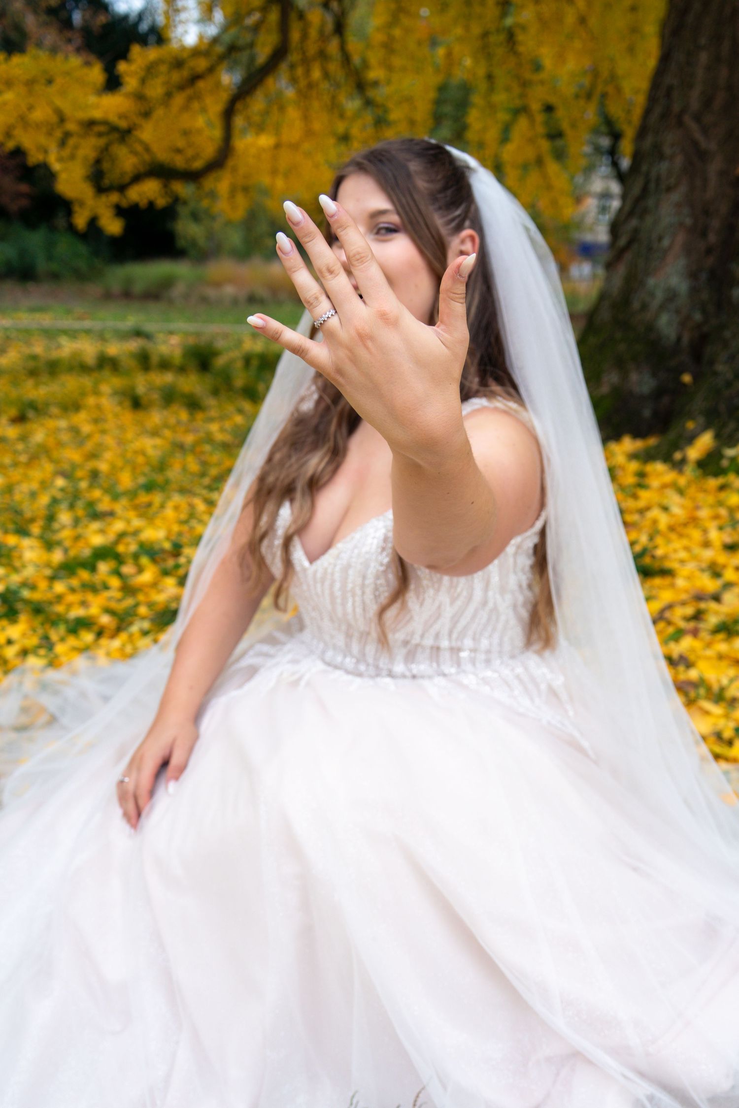 Photo d'une mariée montrant son alliance sous les feuillages d'automne — photographe mariage Lorraine
