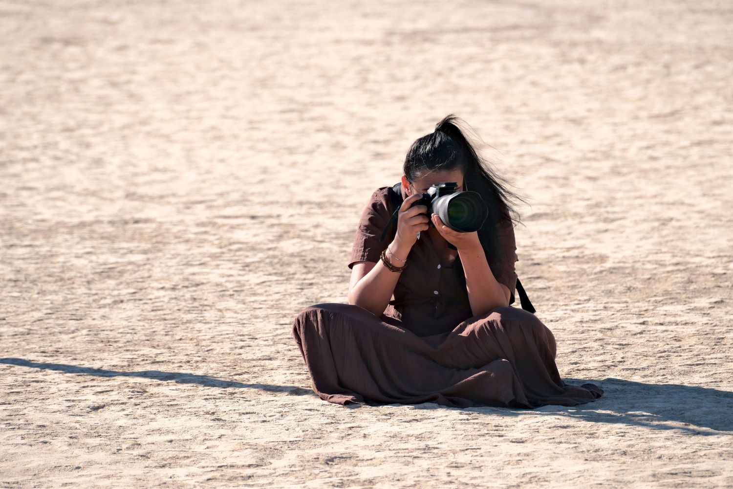 Photo de la photographe Laura Rety en repérage dans le désert namibien — photographe voyage et mariage