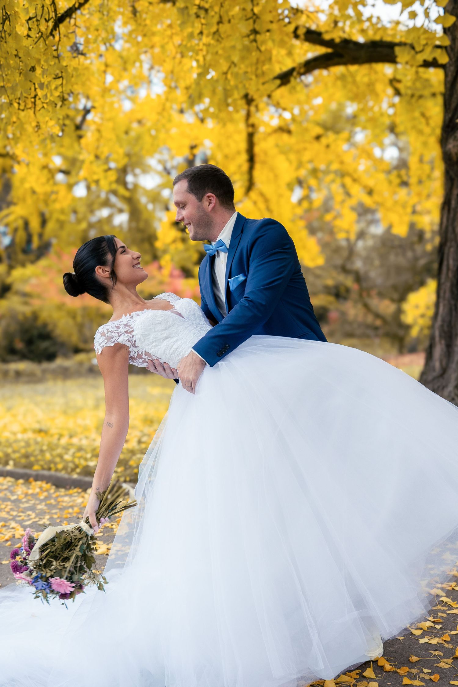 Marié penchant la mariée pour un baiser sous un arbre doré en automne – photographe de mariage Lorraine et Luxembourg
