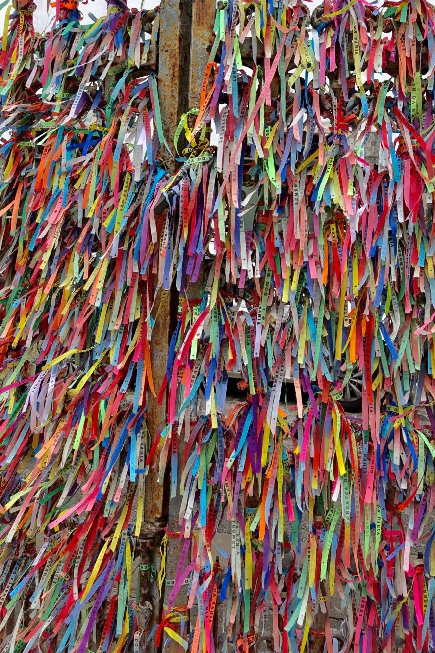 Reportage photo Bahia - Rubans votifs colorés noués à une grille, Salvador de Bahia