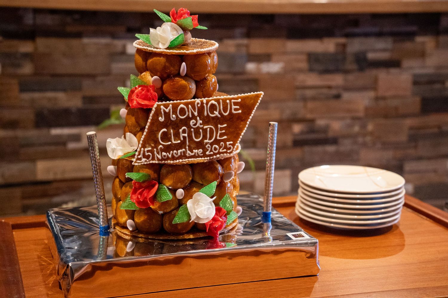 Photo d'une pièce montée de croquembouche décorée de roses — photographe mariage Lorraine