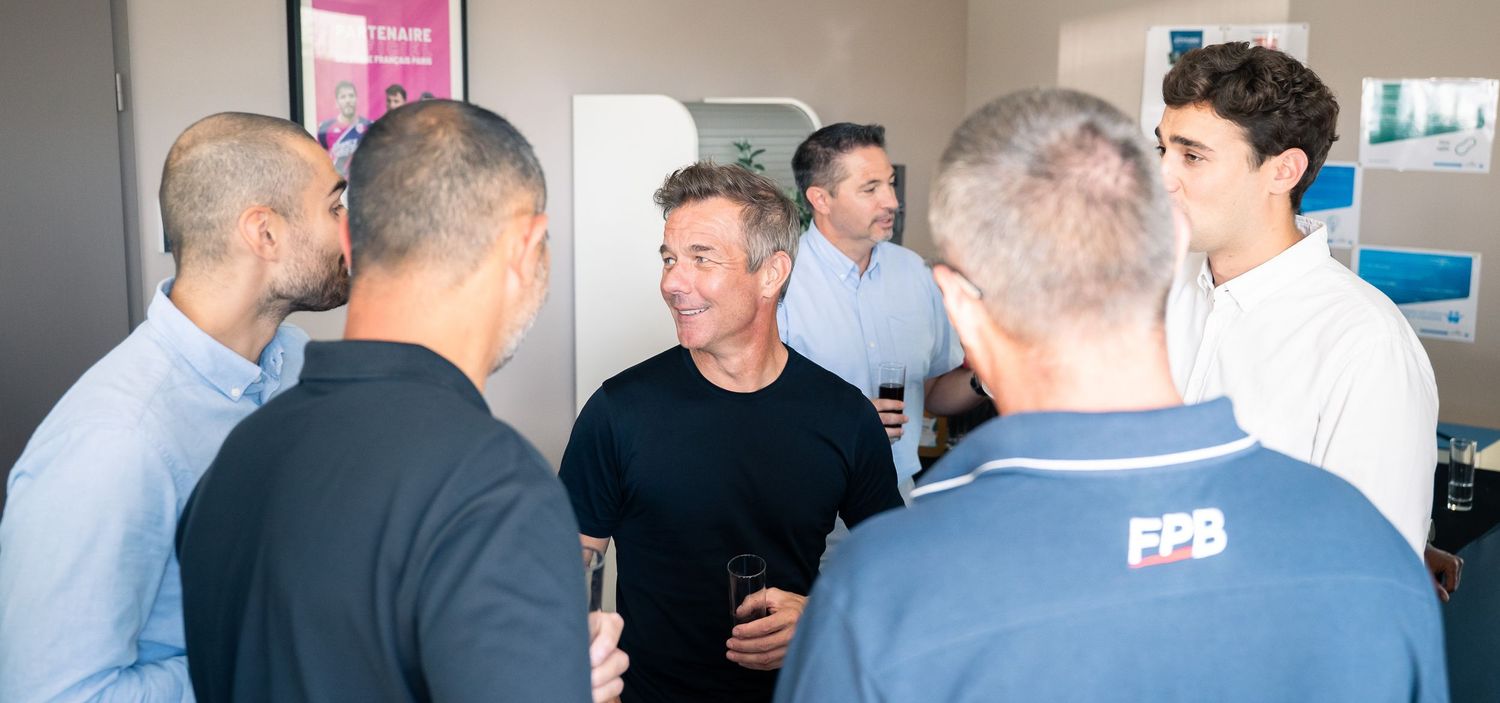Échanges entre collaborateurs lors d'un événement d'entreprise France Pare-Brise – photographe corporate en Lorraine
