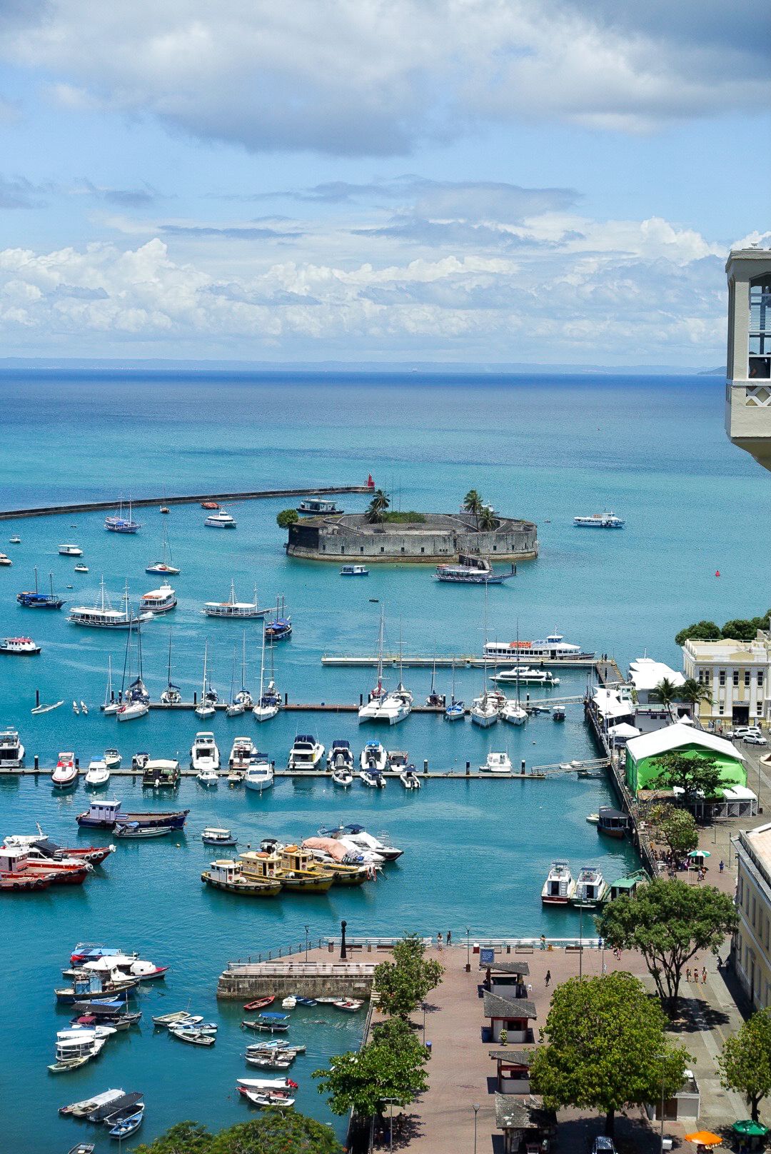Reportage photo Bahia - Vue plongeante sur la marina et le fort de la baie de Tous-les-Saints, Salvador de Bahia