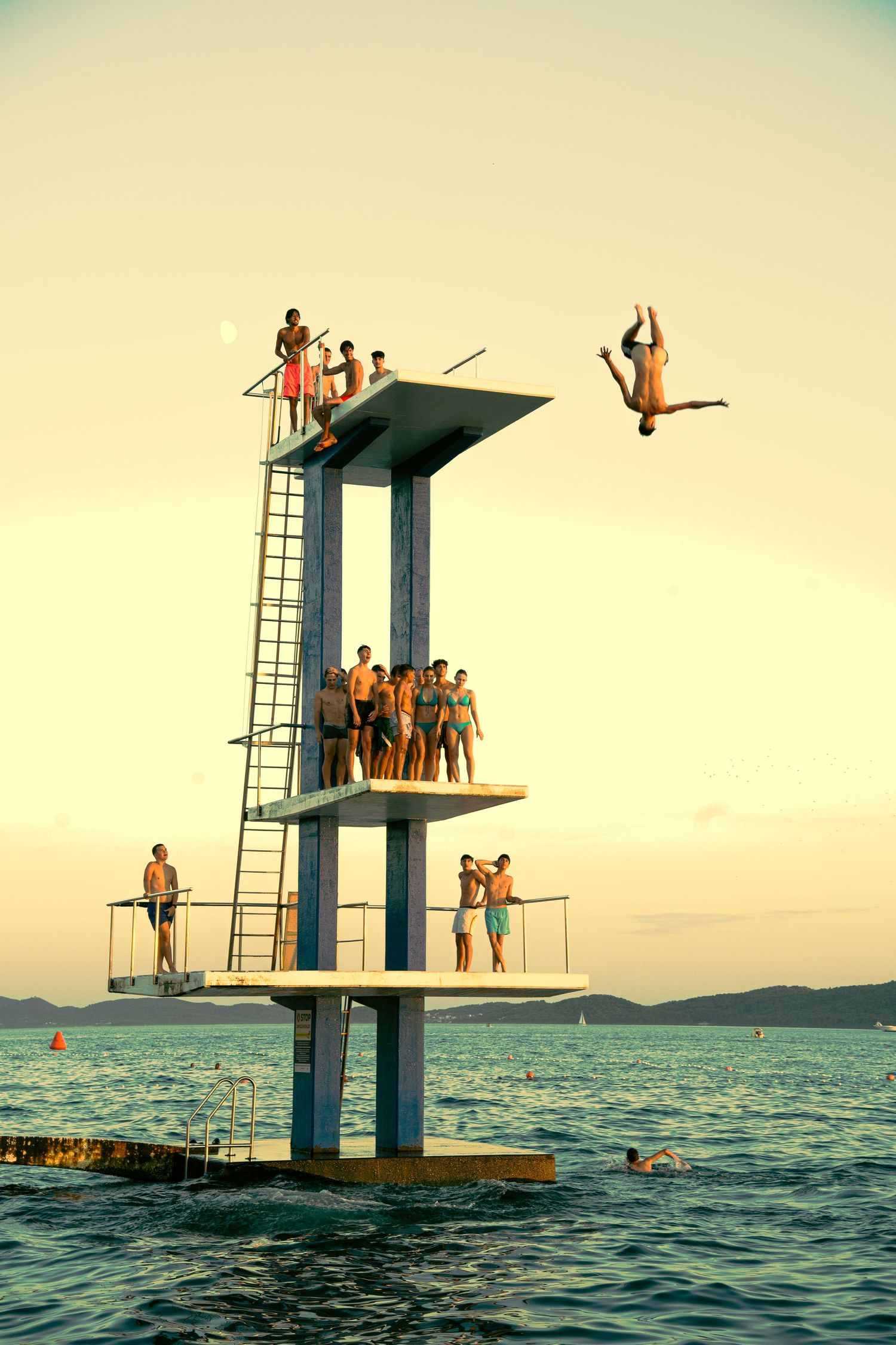 Photo d'un plongeur s'élançant d'un plongeoir en mer — Croatie