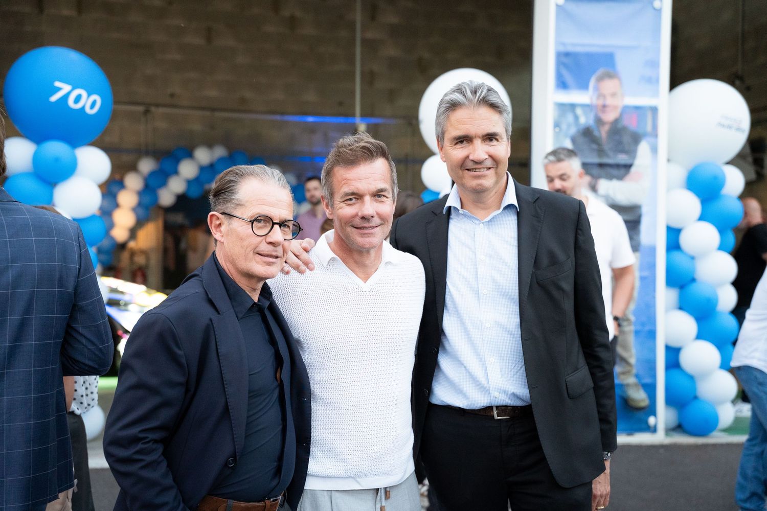 Trois dirigeants posant devant une arche de ballons lors d'une inauguration — photographe inauguration entreprise Luxembourg