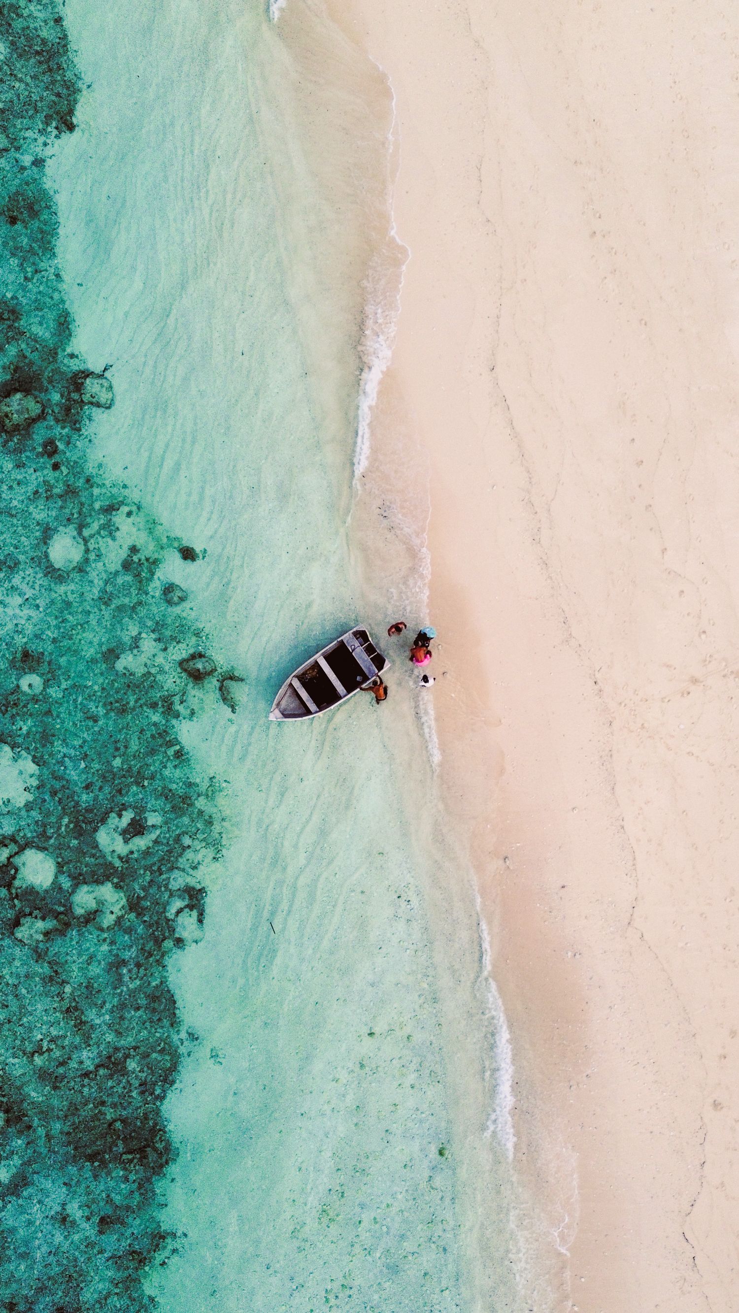 Barque échouée sur le sable blanc bordé d'eau turquoise, vue du ciel — îles Mentawaï, Indonésie