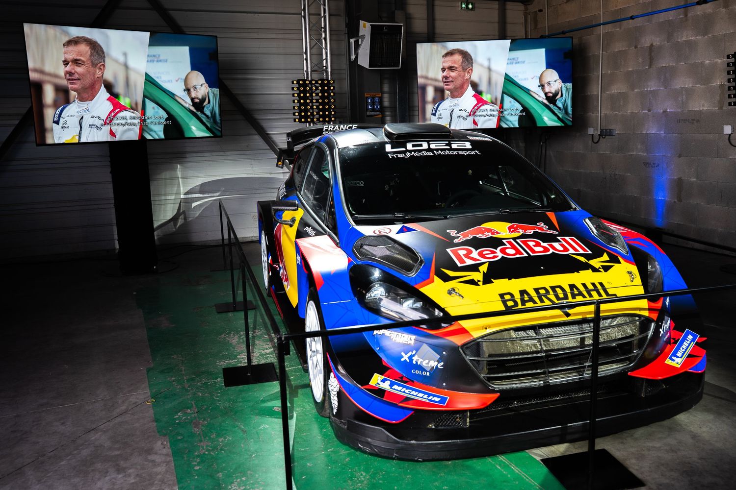 Voiture de rallye exposée sous éclairage scénique lors d'un événement d'entreprise — photographe événementiel entreprise Lorraine