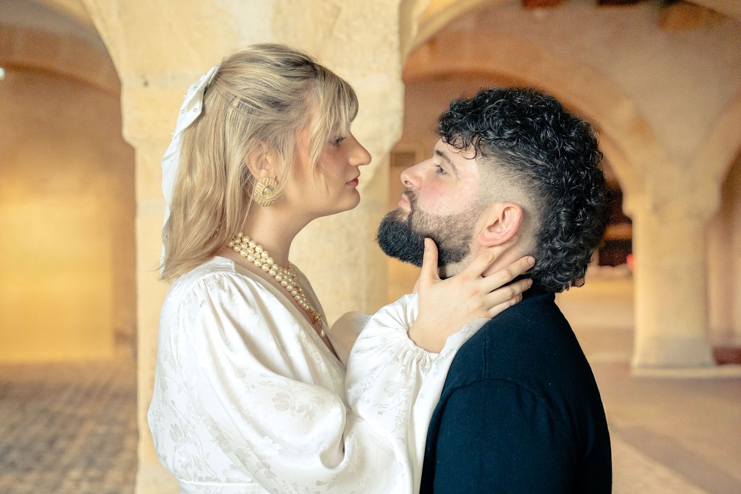 Photo d'un couple de mariés face à face dans une salle voûtée — photographe mariage Luxembourg