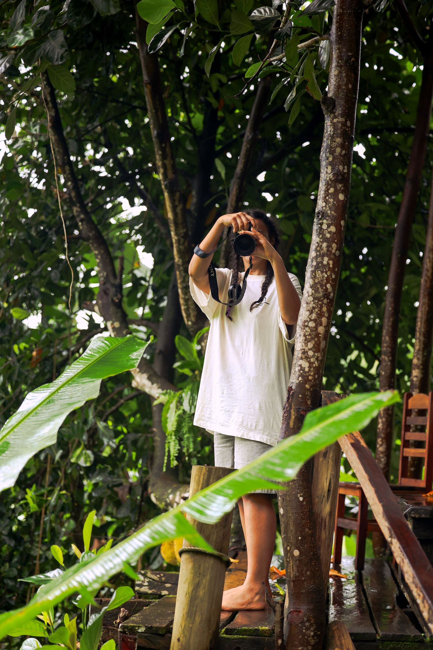 Photo de la photographe Laura Rety en repérage dans la forêt tropicale — photographe voyage