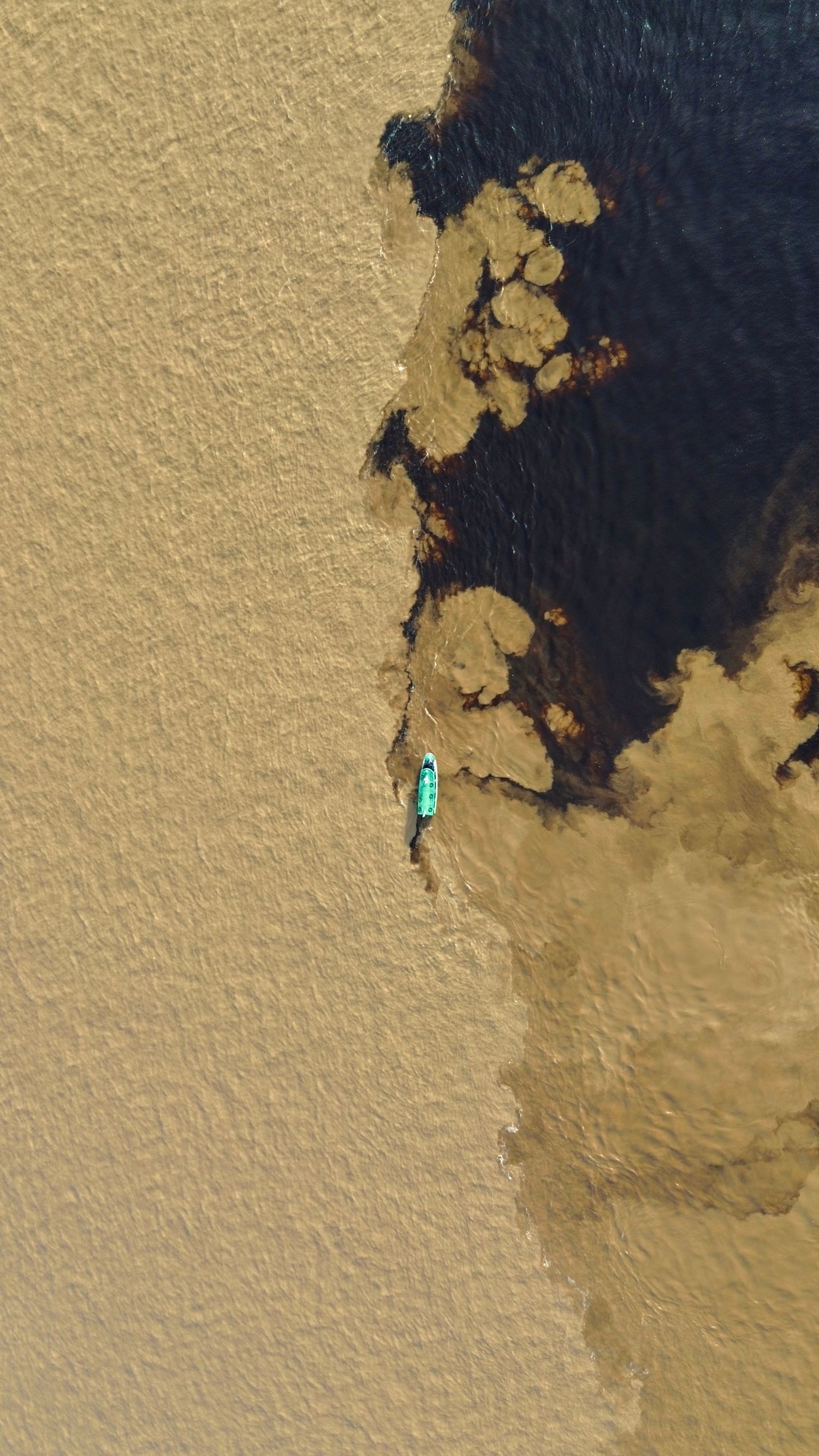 Rencontre des eaux du Rio Negro et du Rio Solimões vue du ciel — Amazonie, Brésil