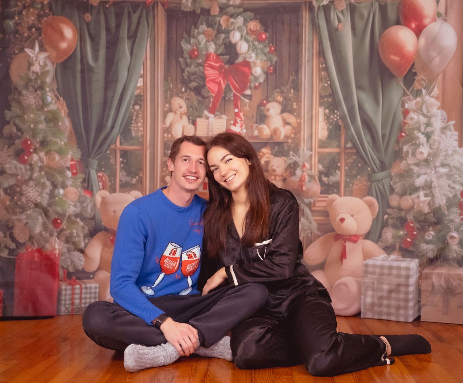 Photo lifestyle de couple en studio — couple en pyjama dans un décor de Noël en studio