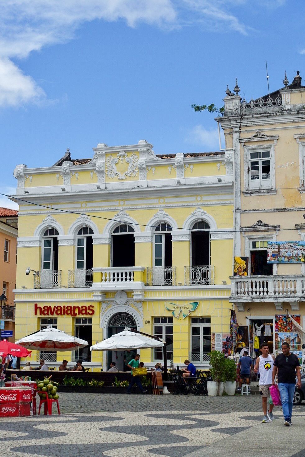 Reportage photo Bahia - Place pavée et façades coloniales jaunes (Havainas) sous le ciel bleu, Salvador de Bahia