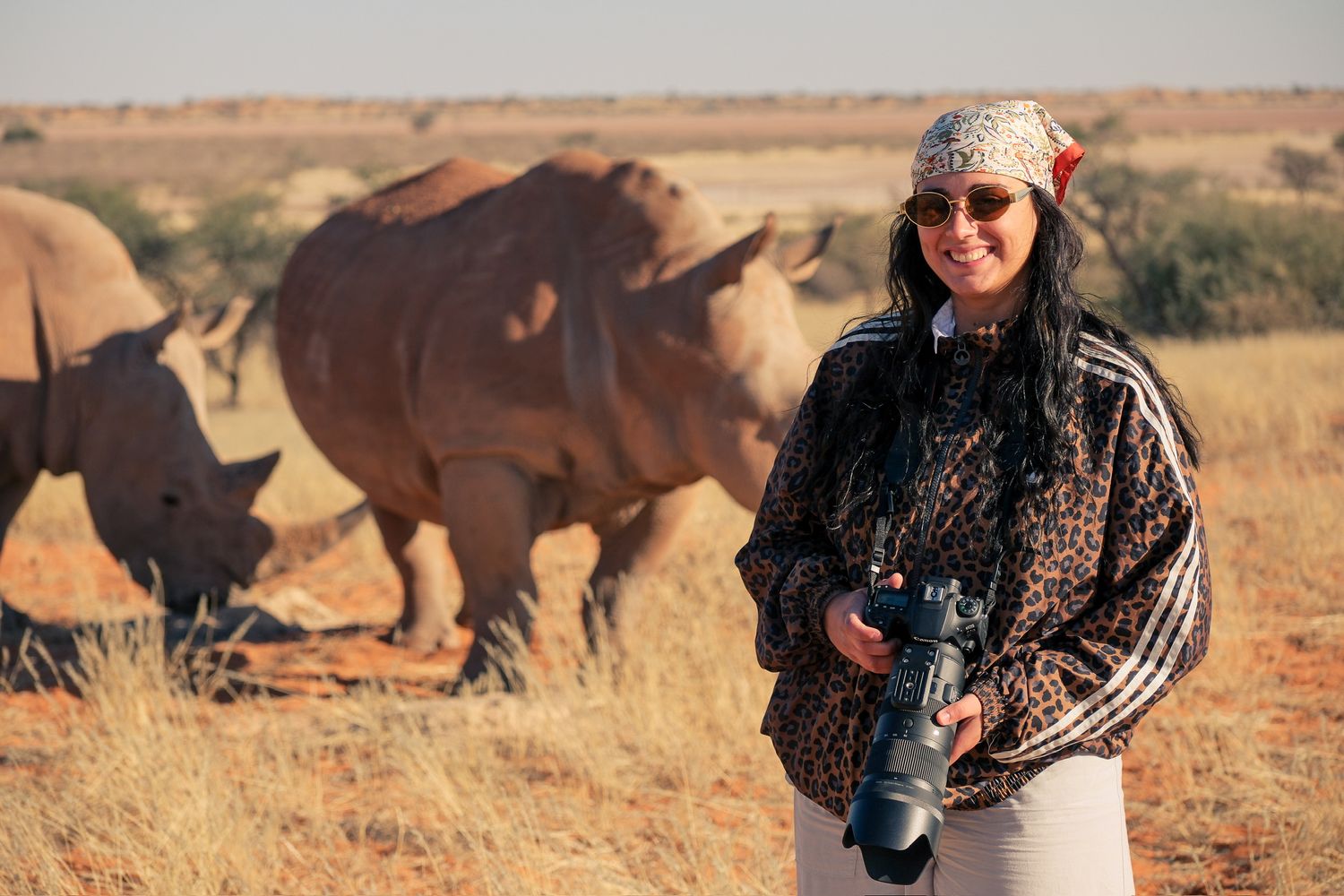 Photo de la photographe Laura Rety en safari devant des rhinocéros — photographe animalier et voyage