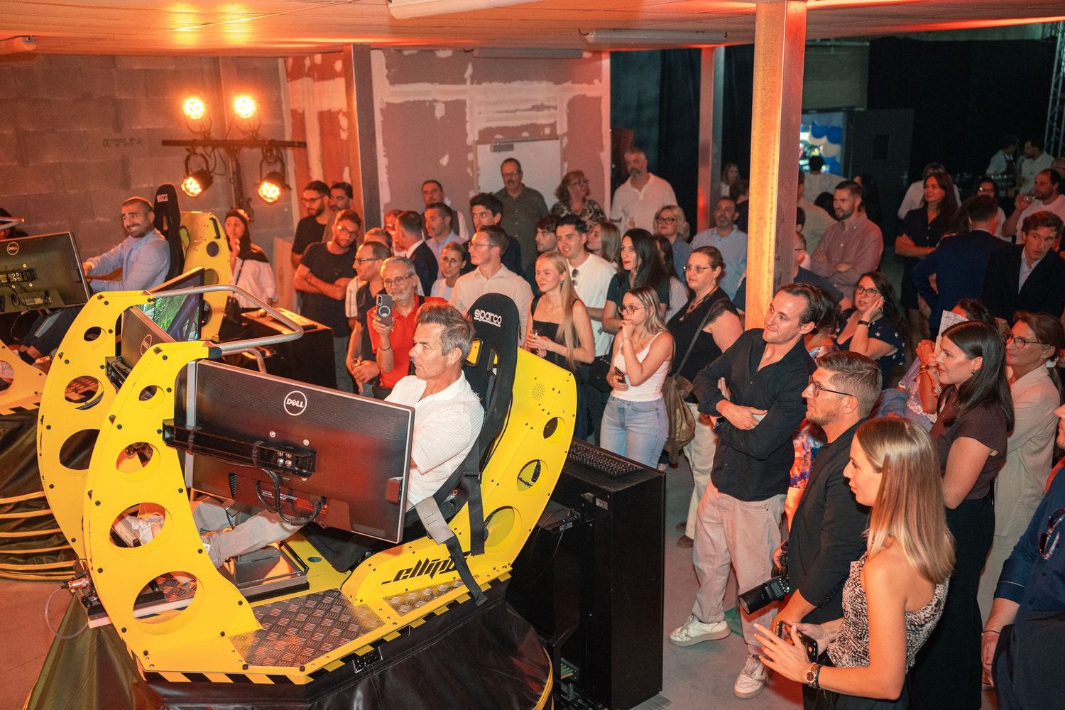 Ambiance de soirée d'entreprise avec DJ et invités rassemblés — photographe événementiel entreprise Lorraine