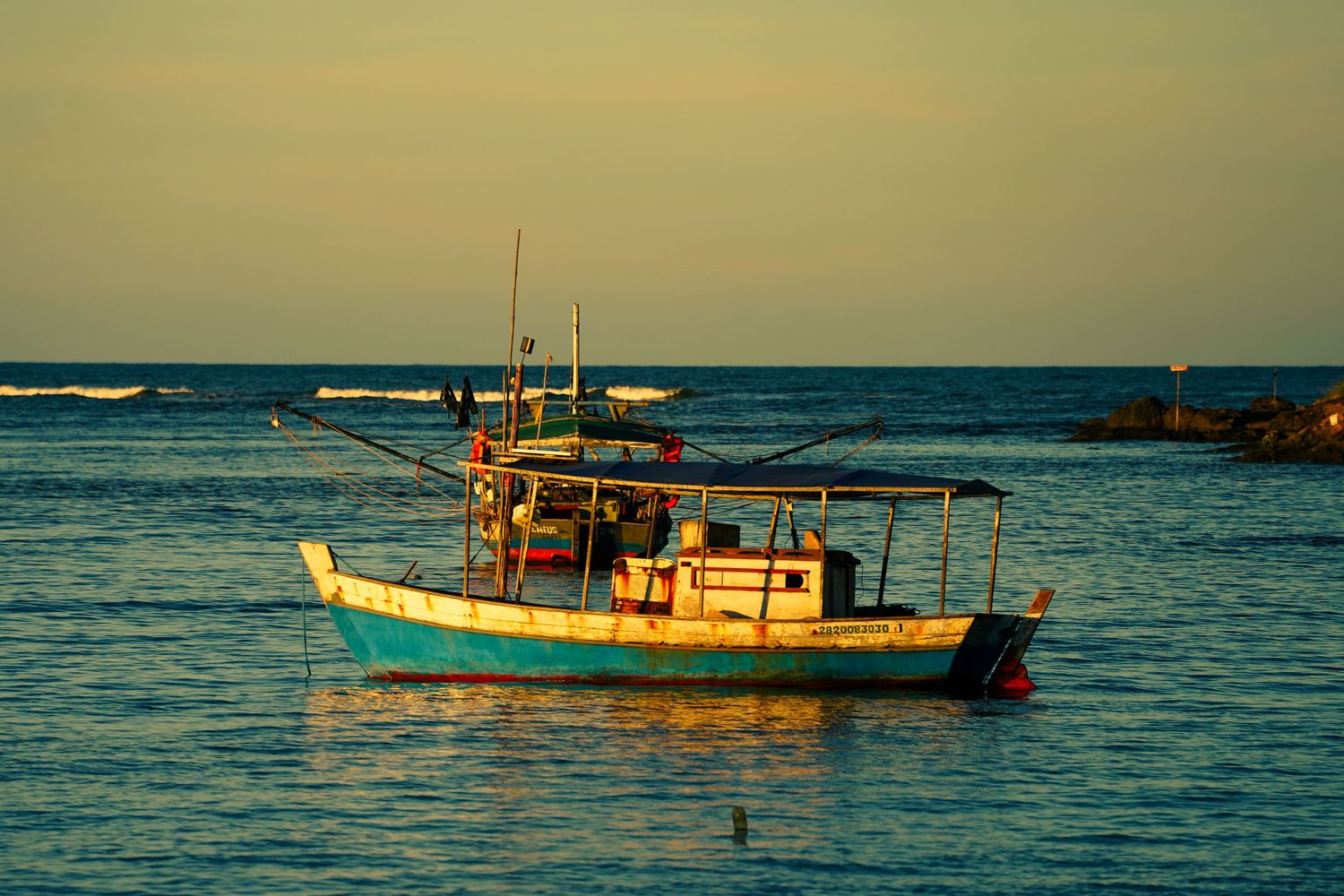 Reportage photo Bahia - Bateau de pêche traditionnel au mouillage dans la lumière du soir, Itacaré, Bahia